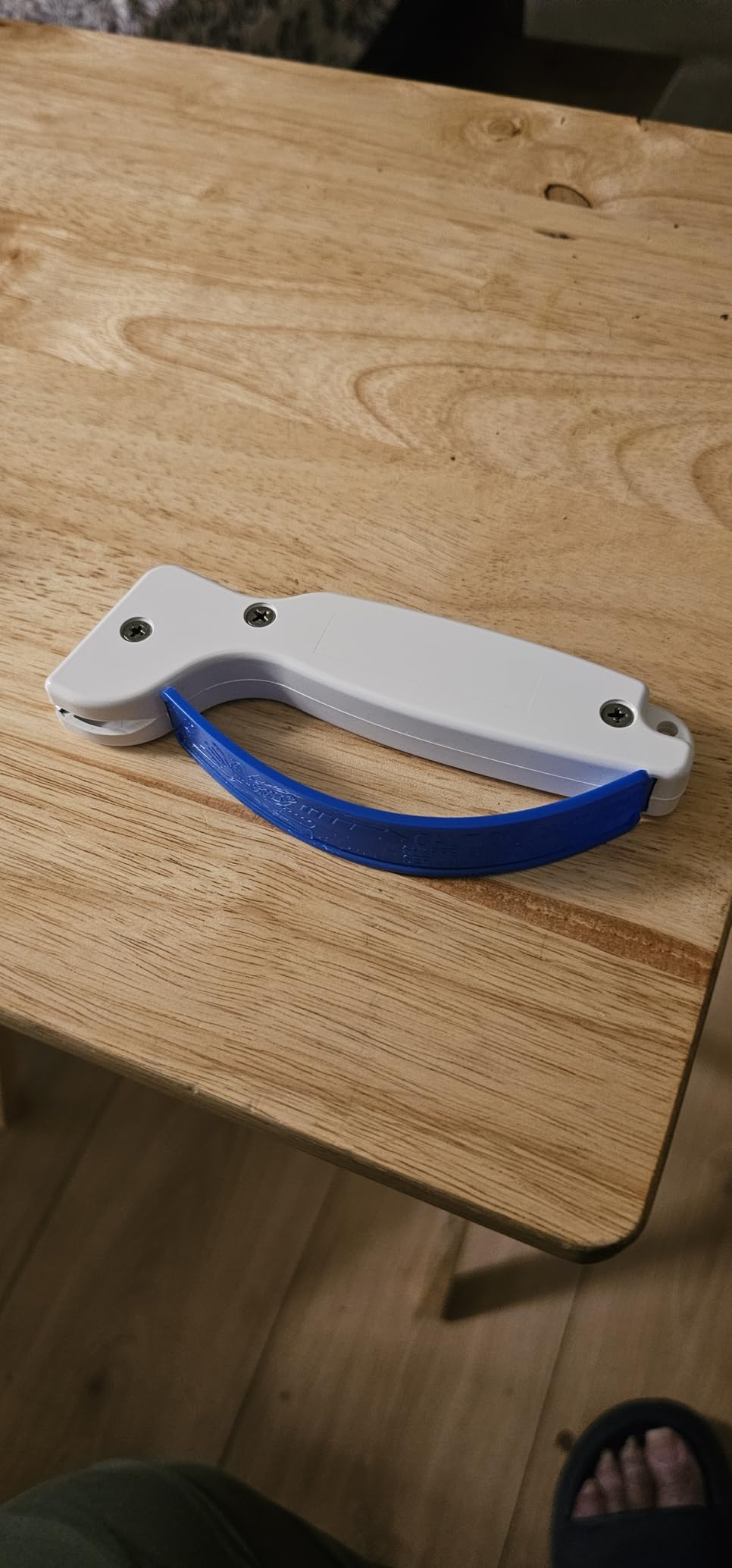 AccuSharp Knife Sharpener, Ergonomic Comfortable Handle, Compact & Easy to Use, Restore and Hone Straight & Serrated Knives, White customer photo 2