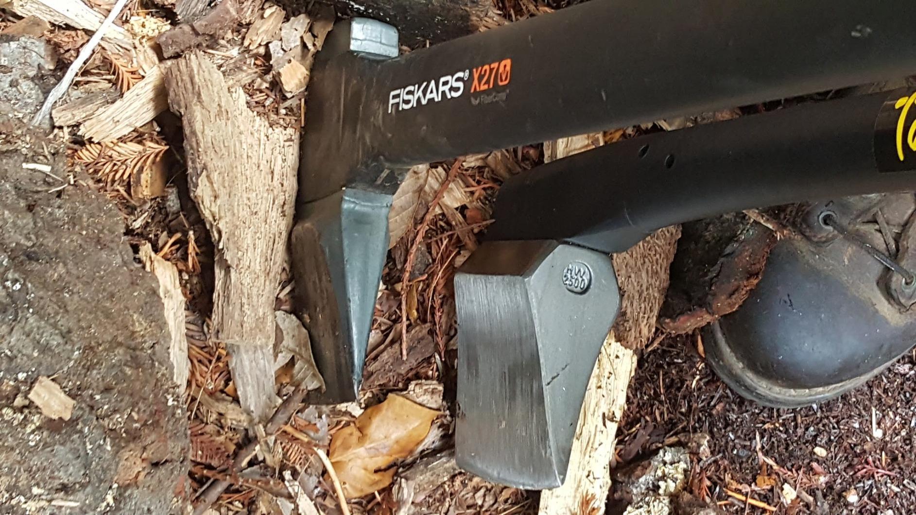 Fiskars X7 Hatchet Lightweight Wood Splitter for Small to Medium Size Kindling with Proprietary Blade and Shock-Absorbing FiberComp Handle, Lawn and Garden Tool, 14 inch, 1.5 pounds - Customer Photo 5