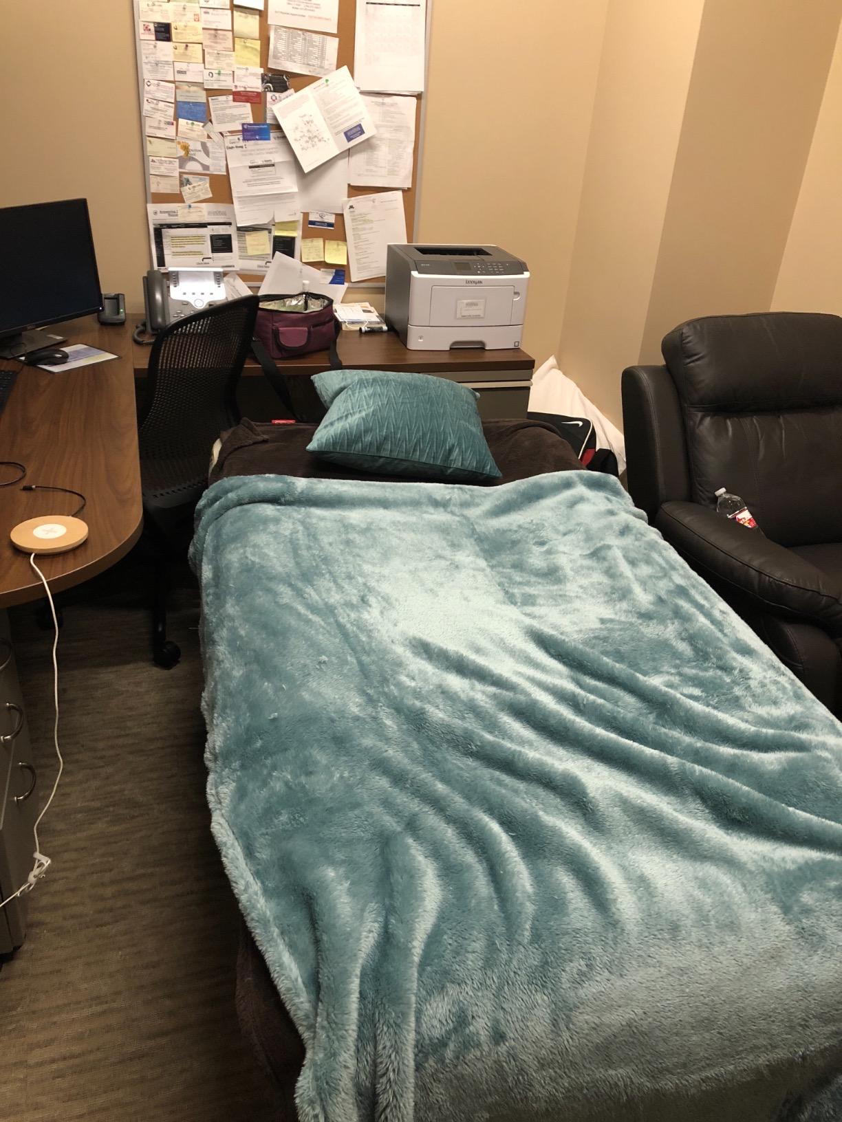 Coleman Queen-Size Airbed Cot Combination, Folding Air Mattress with Steel Frame & Side Table, Battery Pump Included, Great for Camping, Lounging, Elevated Sleeping, Guests, & More - Customer Photo 2