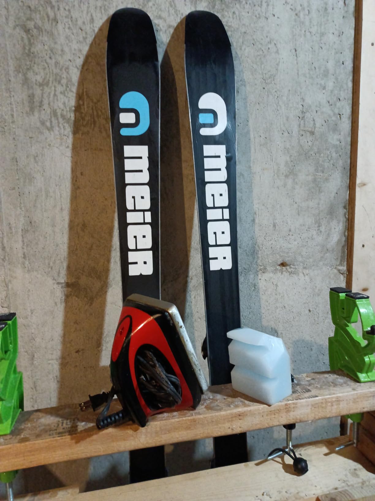 Demon Hyper Ski and Snowboard Wax -Universal Blend for Any Season and Snow Conditions- 1.06 LB/ 480 gm Block- Made in USA- No PFAS - Customer Photo 1