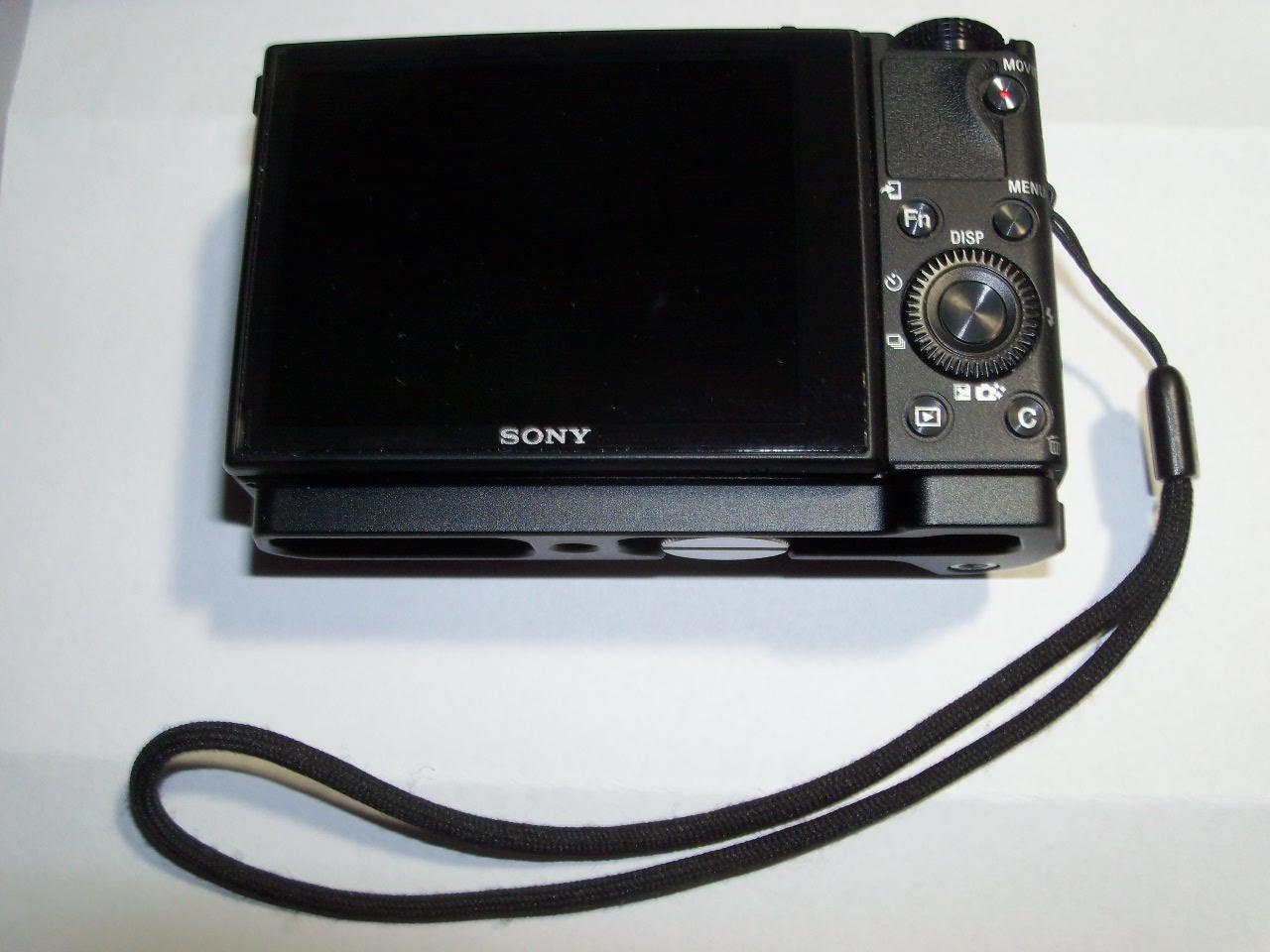 Sony RX100 III 20.1 MP Premium Compact Digital Camera w/1-inch Sensor and 24-70mm F1.8-2.8 ZEISS Zoom Lens (DSCRX100M3/B), 6in l x 4.65in w x 2.93in h, Black - Customer Photo 1