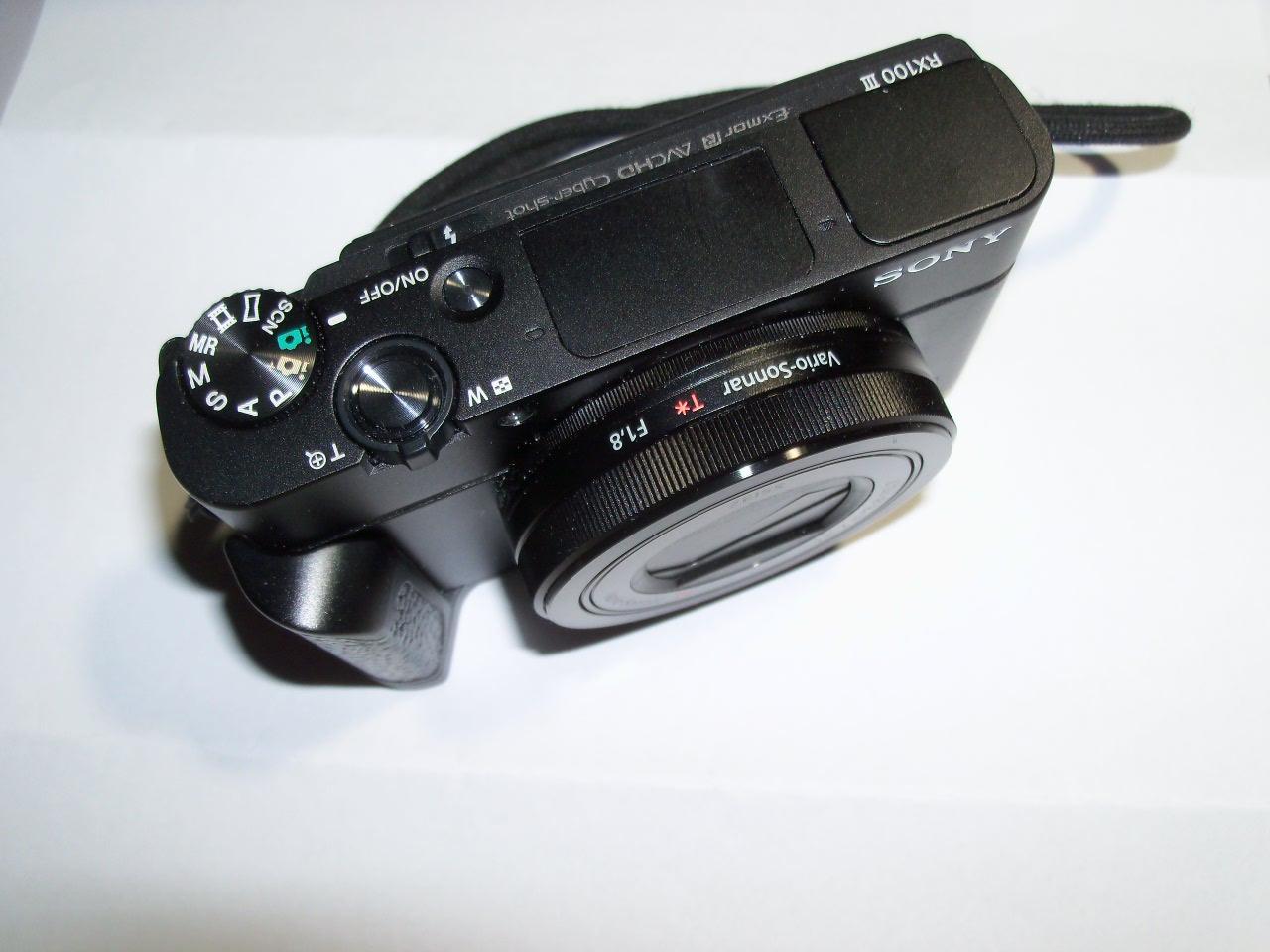 Sony RX100 III 20.1 MP Premium Compact Digital Camera w/1-inch Sensor and 24-70mm F1.8-2.8 ZEISS Zoom Lens (DSCRX100M3/B), 6in l x 4.65in w x 2.93in h, Black - Customer Photo 2