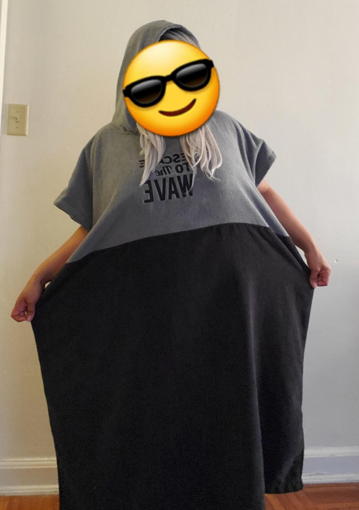 Vulken Extra Large Thick Hooded Beach Towel Changing Robe. Surf Poncho Men for Easy Change in Public. Quick Dry Microfiber Towelling for the Beach, Pool, Lake, Water Park. L/XL - Customer Photo 1