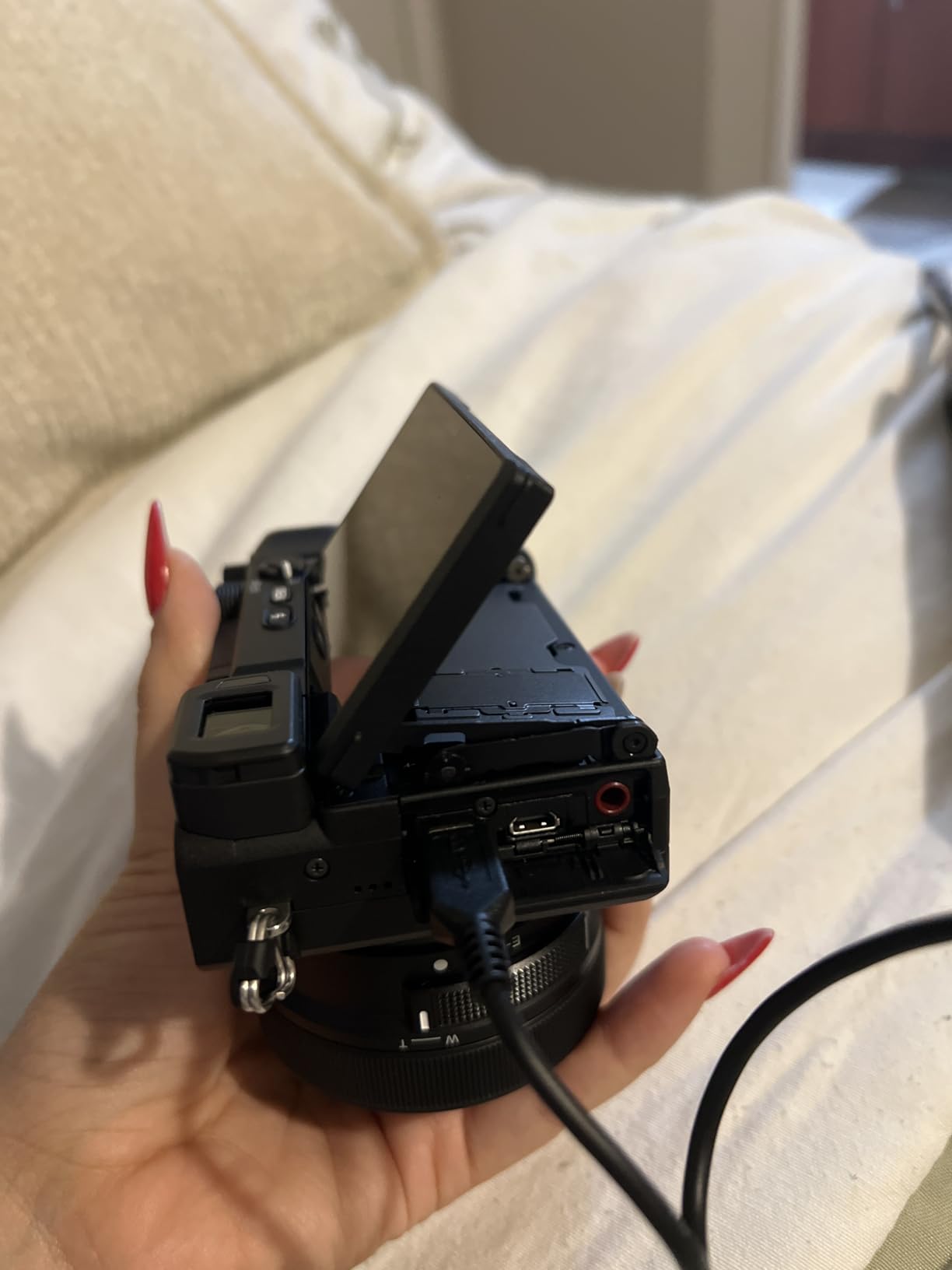 Sony Alpha a6400 Mirrorless Camera: Compact APS-C Interchangeable Lens Digital Camera with Real-Time Eye Auto Focus, 4K Video, Flip Screen & 16-50mm Lens - E Mount Compatible - ILCE-6400L/B, Black customer photo 1