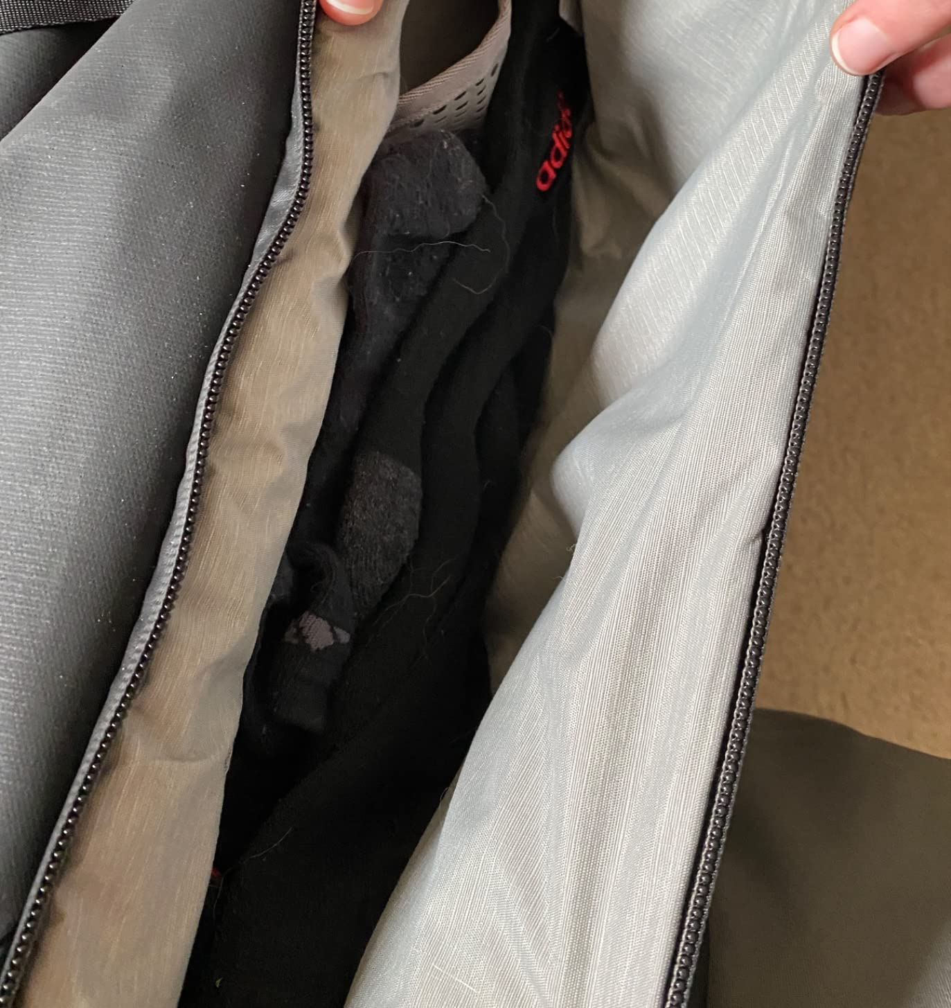 Peak Design Travel Duffel 35L, Sage, Extra-Wide Single Zip Access, Weatherproof Shell, 4 External Pockets Customer Review Peak Design Travel Duffel 35L, Sage, Extra-Wide Single Zip Access, Weatherproof Shell, 4 External Pockets - Customer Photo 3
