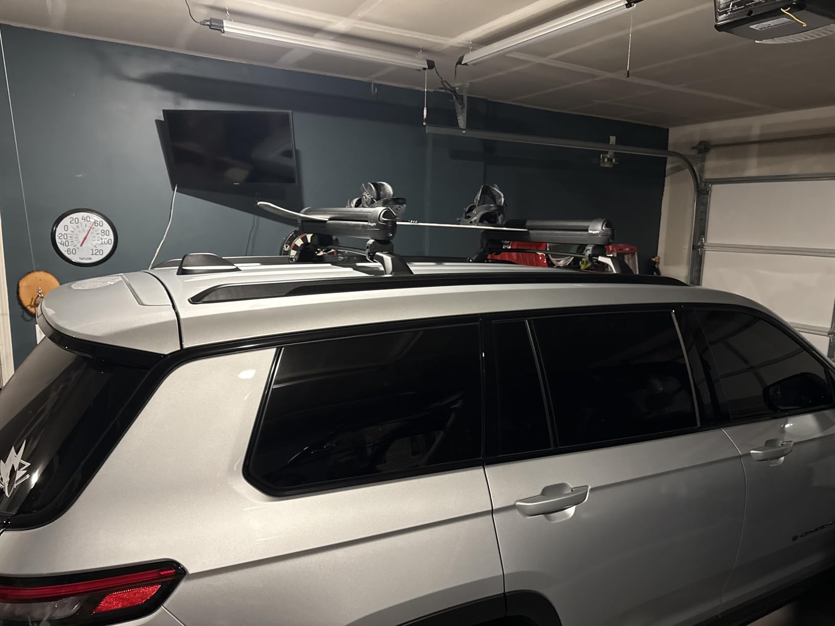 BougeRV Lockable Ski & Snowboard Racks, Extension with Sliding Feature, 28'' Fits 6 Pairs Skis or 4 Snowboards, Crab Mounting System Fits for Square/Aero/Oval Cross Bars Customer Review BougeRV Lockable Ski & Snowboard Racks, Extension with Sliding Feature, 28'' Fits 6 Pairs Skis or 4 Snowboards, Crab Mounting System Fits for Square/Aero/Oval Cross Bars - Customer Photo 1