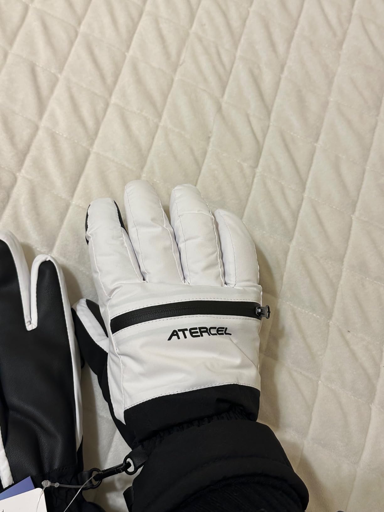 Waterproof Ski Gloves, Warm 3M Thinsulate Gloves, Touchscreen, for Men Women in Skiing, Snowboarding, Snowmobiling, Hiking Customer Review Waterproof Ski Gloves, Warm 3M Thinsulate Gloves, Touchscreen, for Men Women in Skiing, Snowboarding, Snowmobiling, Hiking - Customer Photo 2