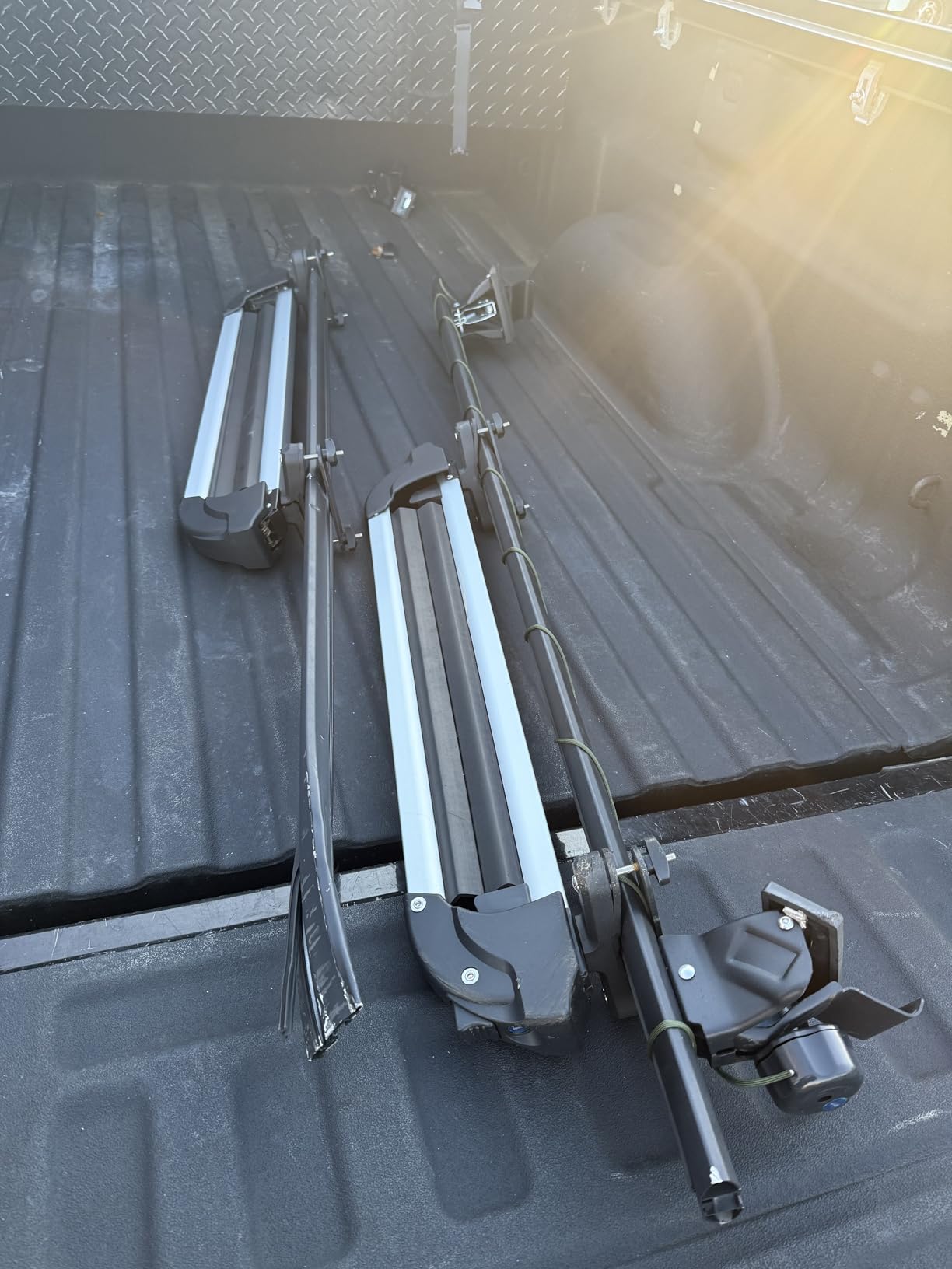 VEVOR Universal Car Roof Rack - Fit Most Crossbars, Carry up to 6 Pairs of Skis or 4 Snowboards, Aluminum Snowboard Ski Rack with Lock & Rubber Padding Customer Review VEVOR Universal Car Roof Rack - Fit Most Crossbars, Carry up to 6 Pairs of Skis or 4 Snowboards, Aluminum Snowboard Ski Rack with Lock & Rubber Padding - Customer Photo 2
