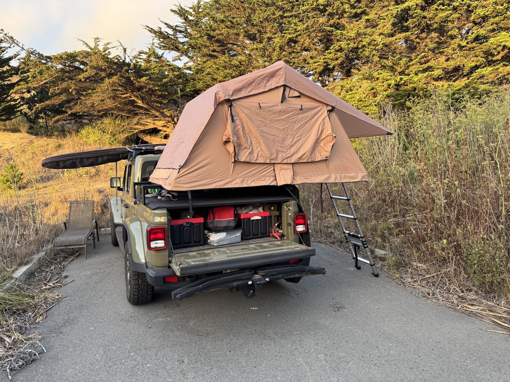 VEVOR Rooftop Tent Hard Shell, Roof Top Tent for Car SUV Truck Jeep Van Camping, Roof Tent with Telescopic Ladder Thick Mattress & LED Strip Light, 2-3 Person Family Camping Tent - Customer Photo 2