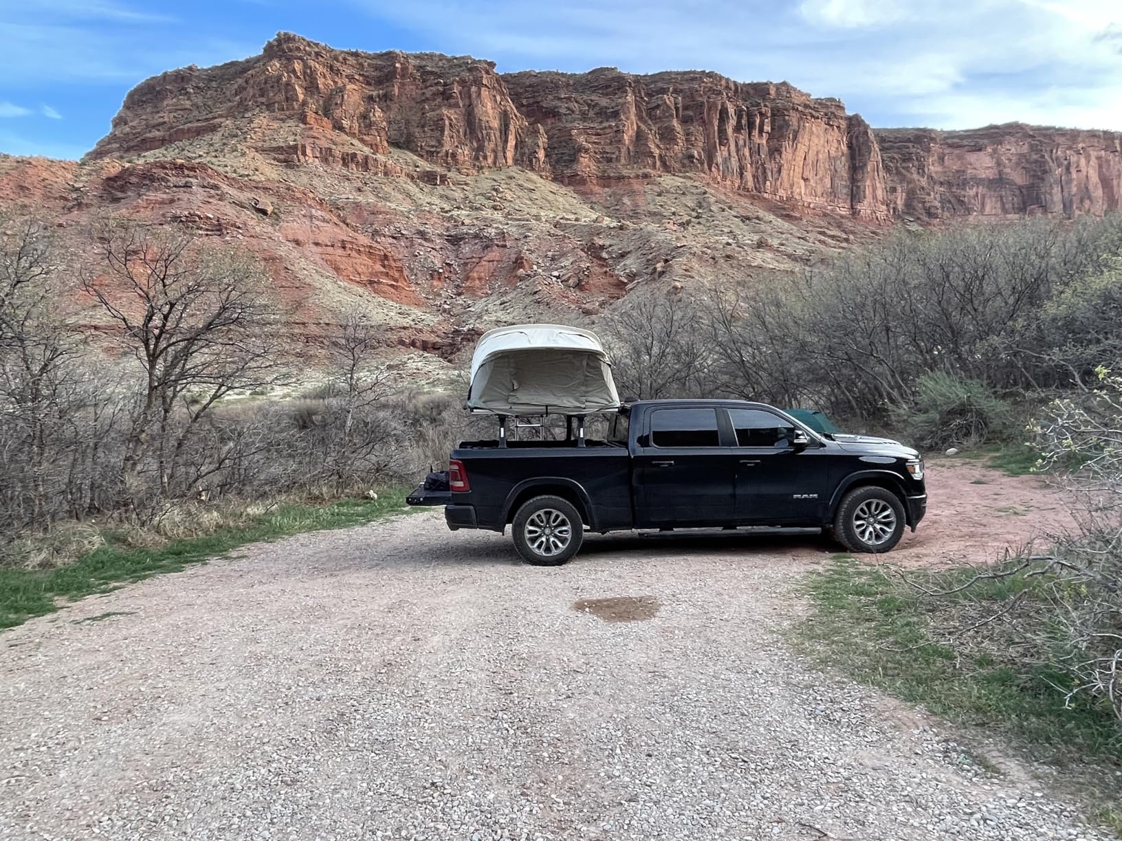 Thule Approach Rooftop Tent - Medium, Premium Hard Shell Rooftop Tent for Overlanding and Camping Adventures - Customer Photo 2