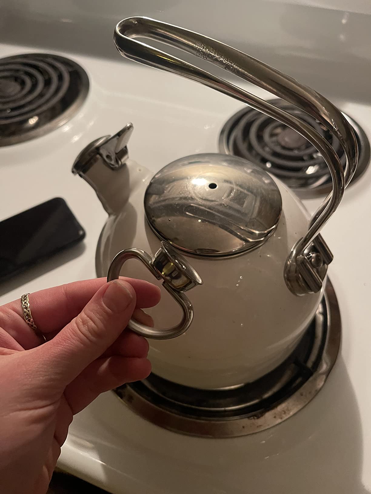 Chantal Classic Teakettle, 1.8 QT, Enamel On Steel, 2-Tone Harmonica Whistle, Rapid Boil and Even Heating (White) Customer Review Chantal Classic Teakettle, 1.8 QT, Enamel On Steel, 2-Tone Harmonica Whistle, Rapid Boil and Even Heating (White) - Customer Photo 2