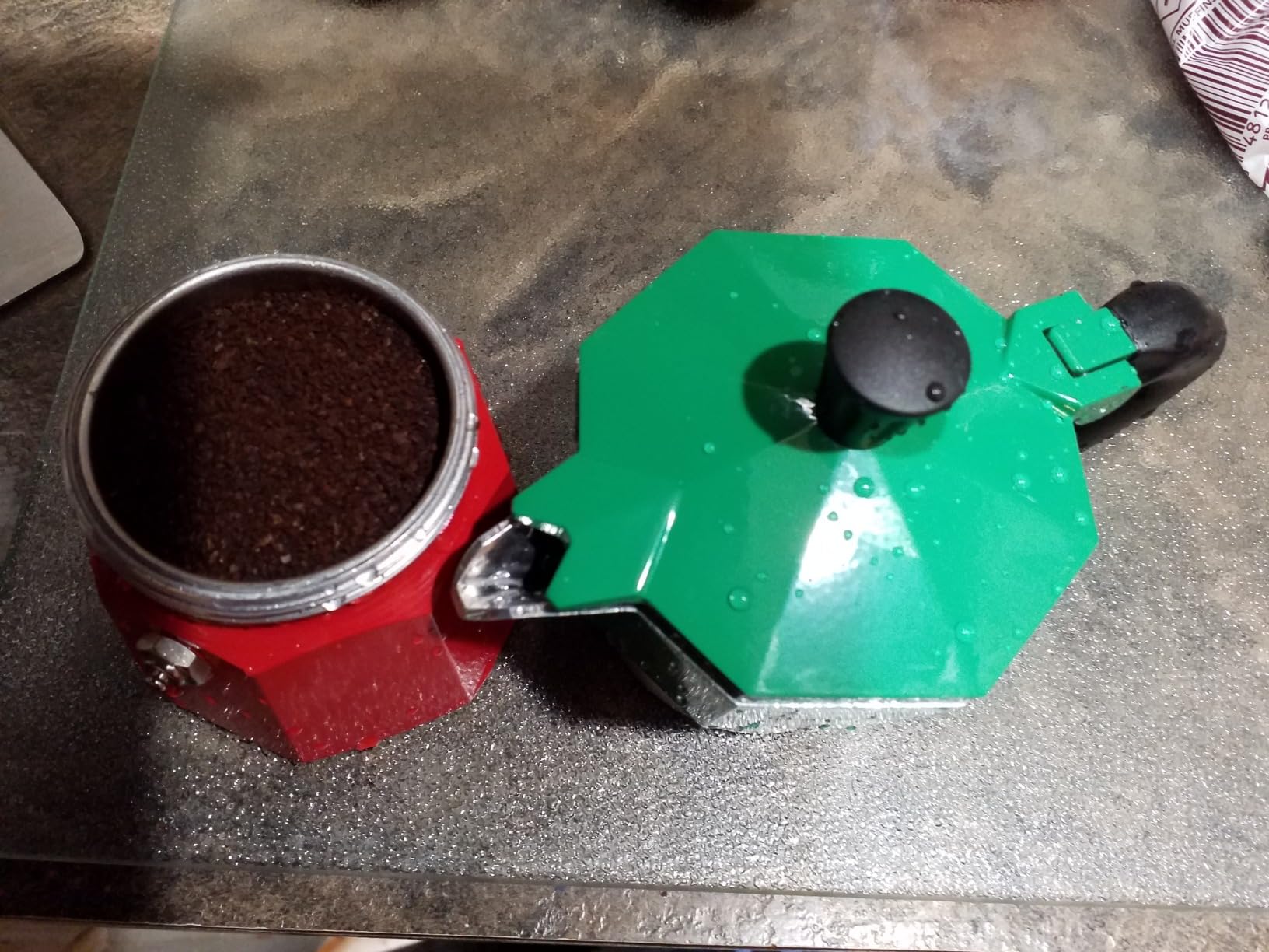 Bialetti Moka Express Iconic Italian Stovetop Espresso Maker (Natural Silver, 6 Cups) - Customer Photo 1