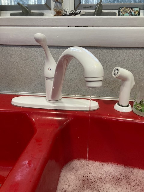 Delta Faucet Collins Single-Handle Kitchen Faucet with Side Sprayer, White Kitchen Sink Faucet, Kitchen Faucet 3 Hole, White 440-WH-DST Customer Review Delta Faucet Collins Single-Handle Kitchen Faucet with Side Sprayer, White Kitchen Sink Faucet, Kitchen Faucet 3 Hole, White 440-WH-DST - Customer Photo 2