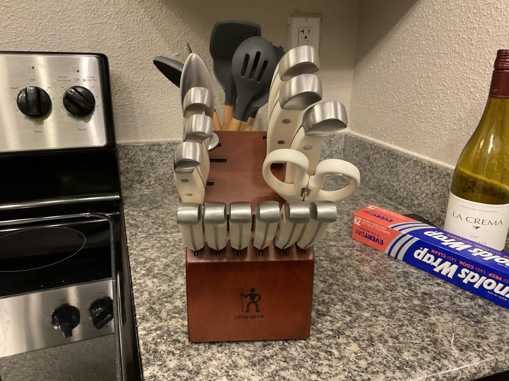 HENCKELS Statement Premium Quality 15-Piece Set with Block, Natural, Razor-Sharp, German Engineered Informed by 100+ Years of Mastery, Lightweight and Strong, Dishwasher Safe - Customer Photo 1