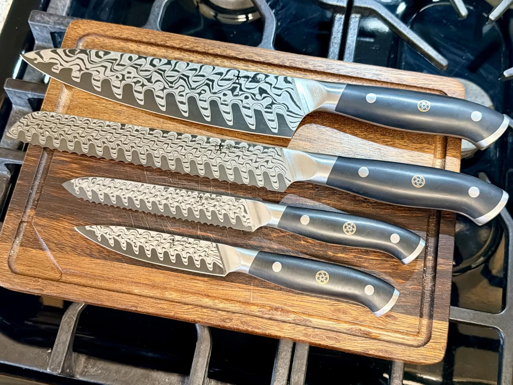 HENCKELS Statement Razor-Sharp 8-inch Bread Knife, Cake Knife, German Engineered Informed by 100+ Years of Mastery, Black - Customer Photo 1
