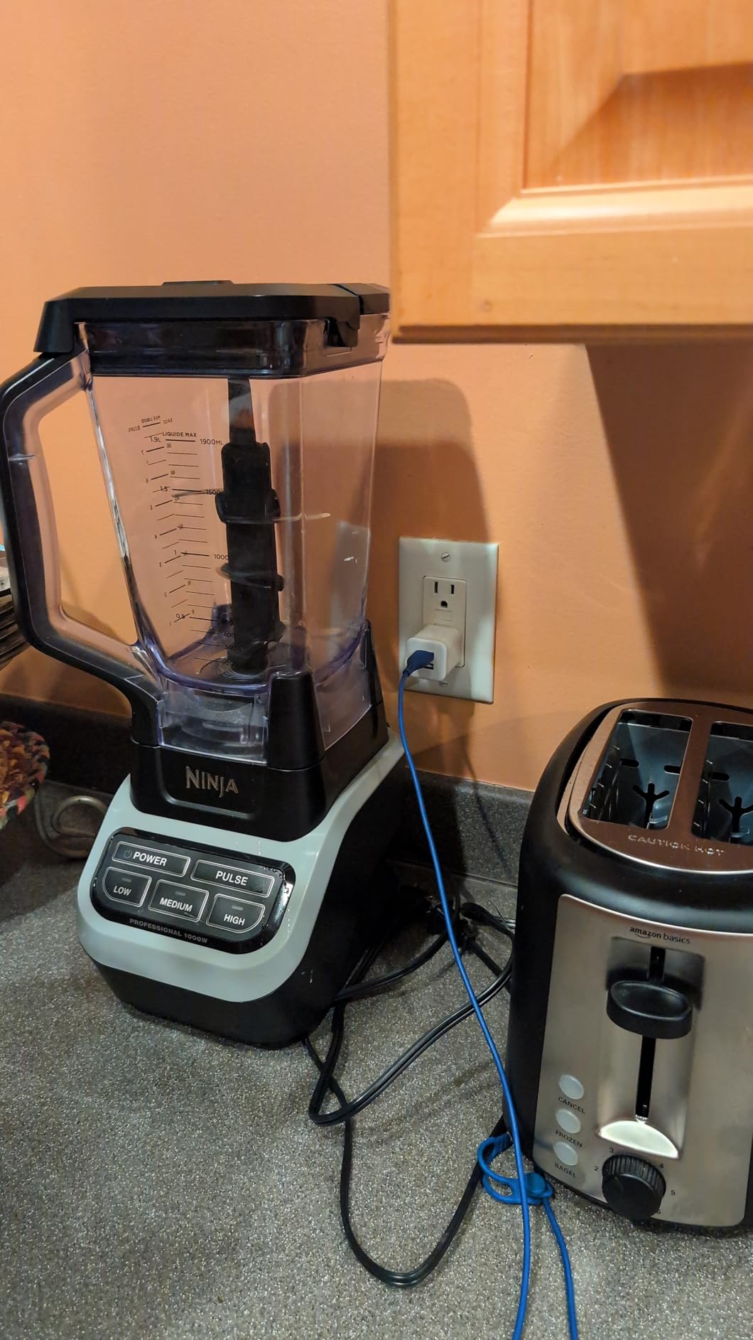 Ninja Professional Blender 1000W, Total Crushing Technology- Smoothies, Ice Crushing & Frozen Fruit, Full-Size Countertop Blender, 72-oz. Pitcher, Black & Grey, BL610 customer photo 2