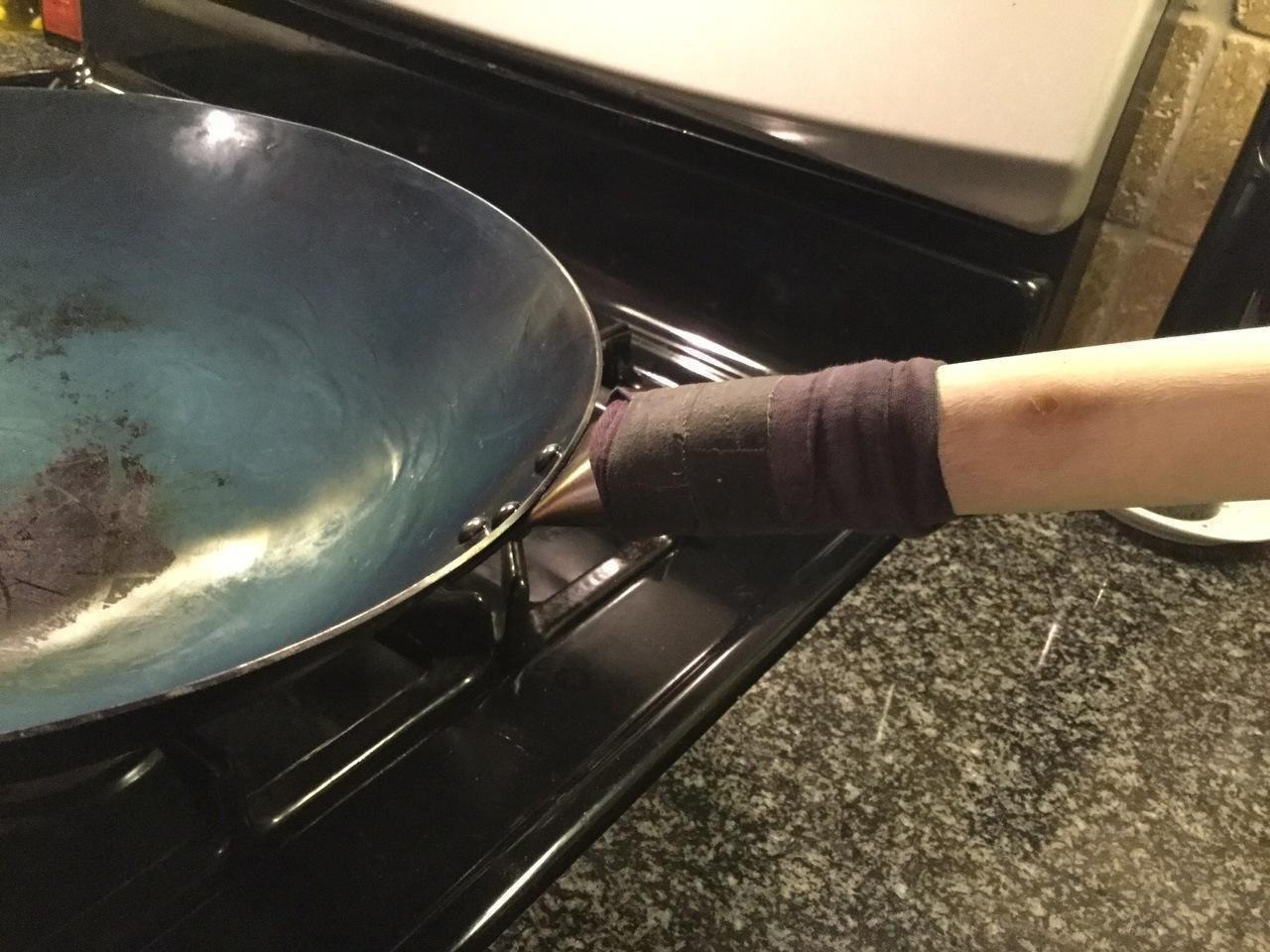Craft Wok Traditional Hand Hammered Chinese Carbon Steel Wok with Wooden and Steel Helper Handle (14 Inch, Round Bottom Pow Wok Pan) customer photo 1