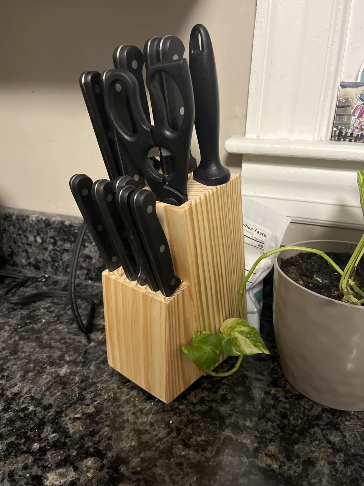 Amazon Basics 14-Piece High Carbon Stainless Steel Kitchen Knife Set with Sharpener and Pinewood Block, Black - Customer Photo 4
