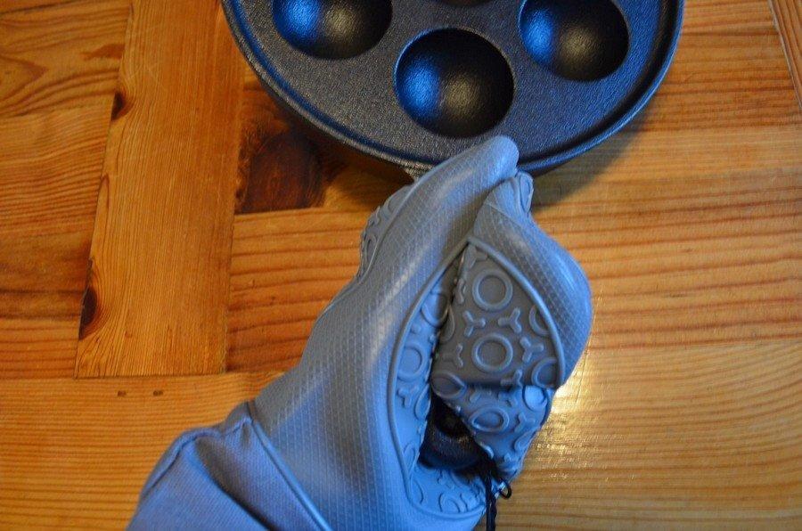 BPA-Free Silicone Oven Mitts Ultra Heat Resistant up to 500°F - Oven Mitts with Thick Cotton Liner - Long Slip Resistant Pot Holders, Flexible Oven Gloves - Black 13.7