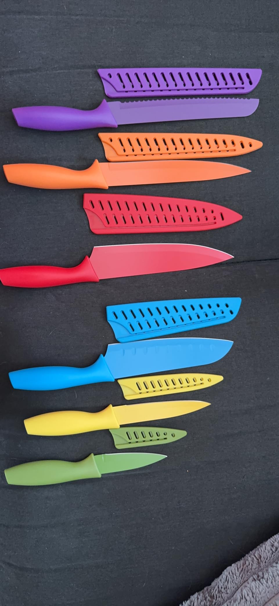 Amazon Basics Color-Coded Dishwasher Safe Kitchen Knife Set, 12-Piece with Ergonomic Handles, Non-stick Sharp Blades, 6 Knives with 6 Blade Guards customer photo 2