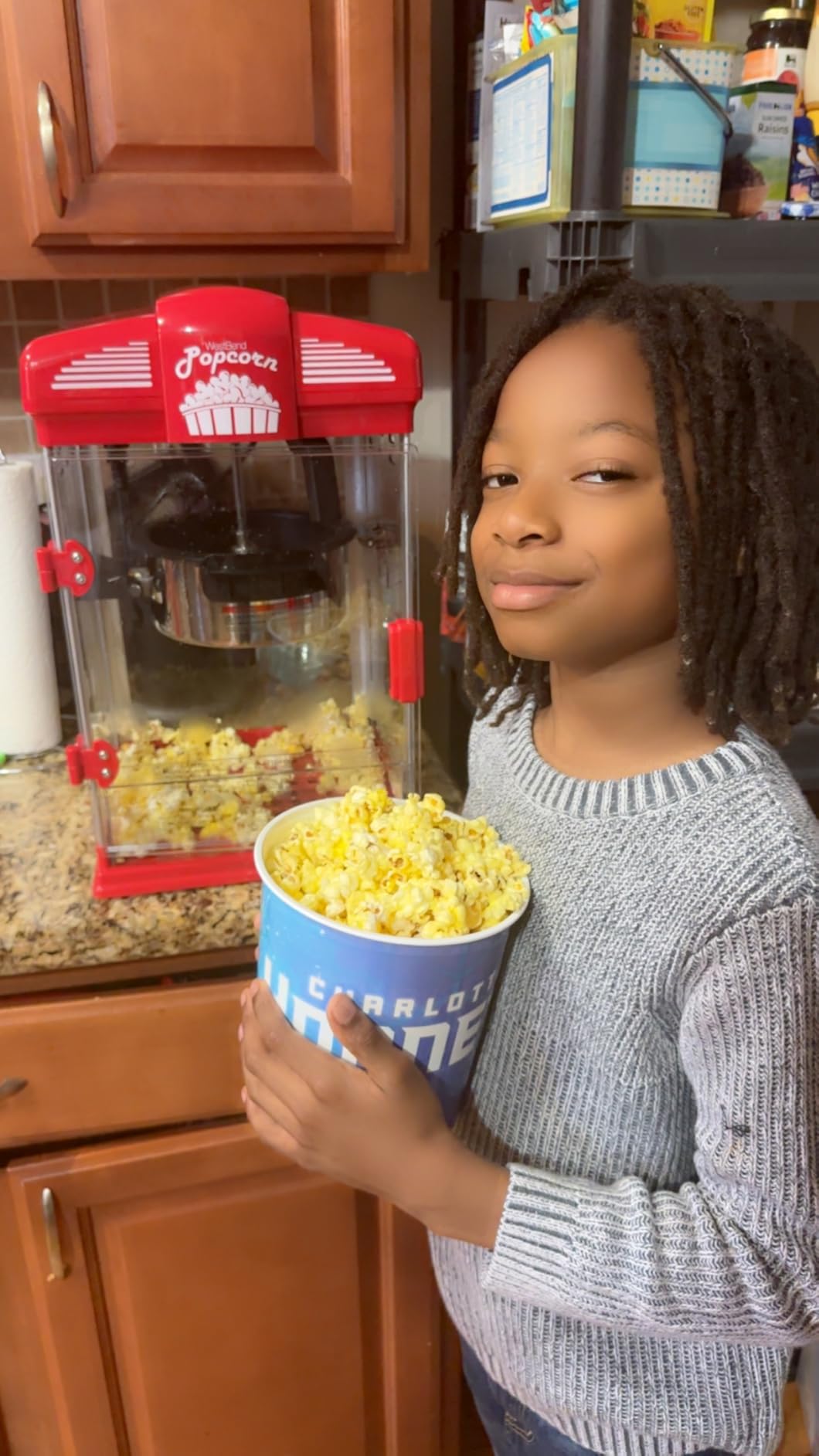 West Bend Stir Crazy Movie Theater Popcorn Popper, Gourmet Popcorn Maker Machine with Nonstick Popcorn Kettle, Measuring Tool and Popcorn Scoop for Popcorn Machine, 4-Qt., Red customer photo 1