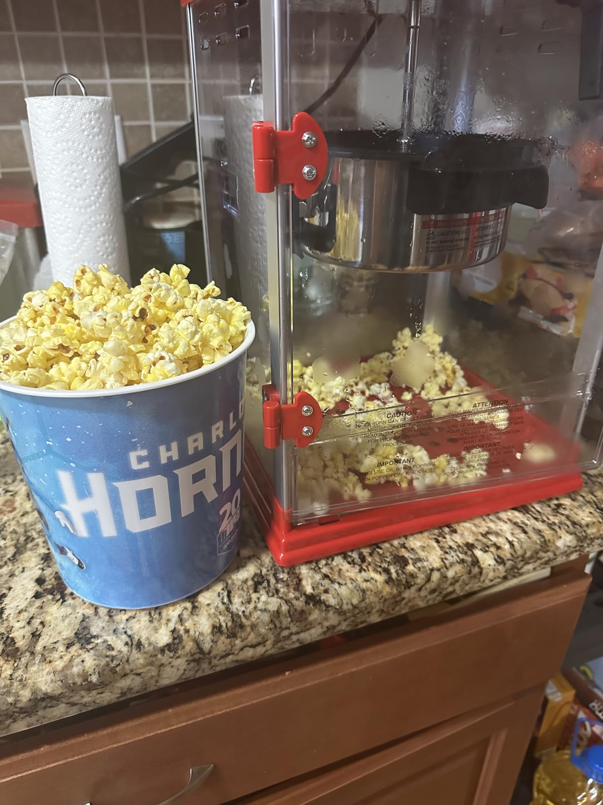 West Bend Stir Crazy Movie Theater Popcorn Popper, Gourmet Popcorn Maker Machine with Nonstick Popcorn Kettle, Measuring Tool and Popcorn Scoop for Popcorn Machine, 4-Qt., Red customer photo 2