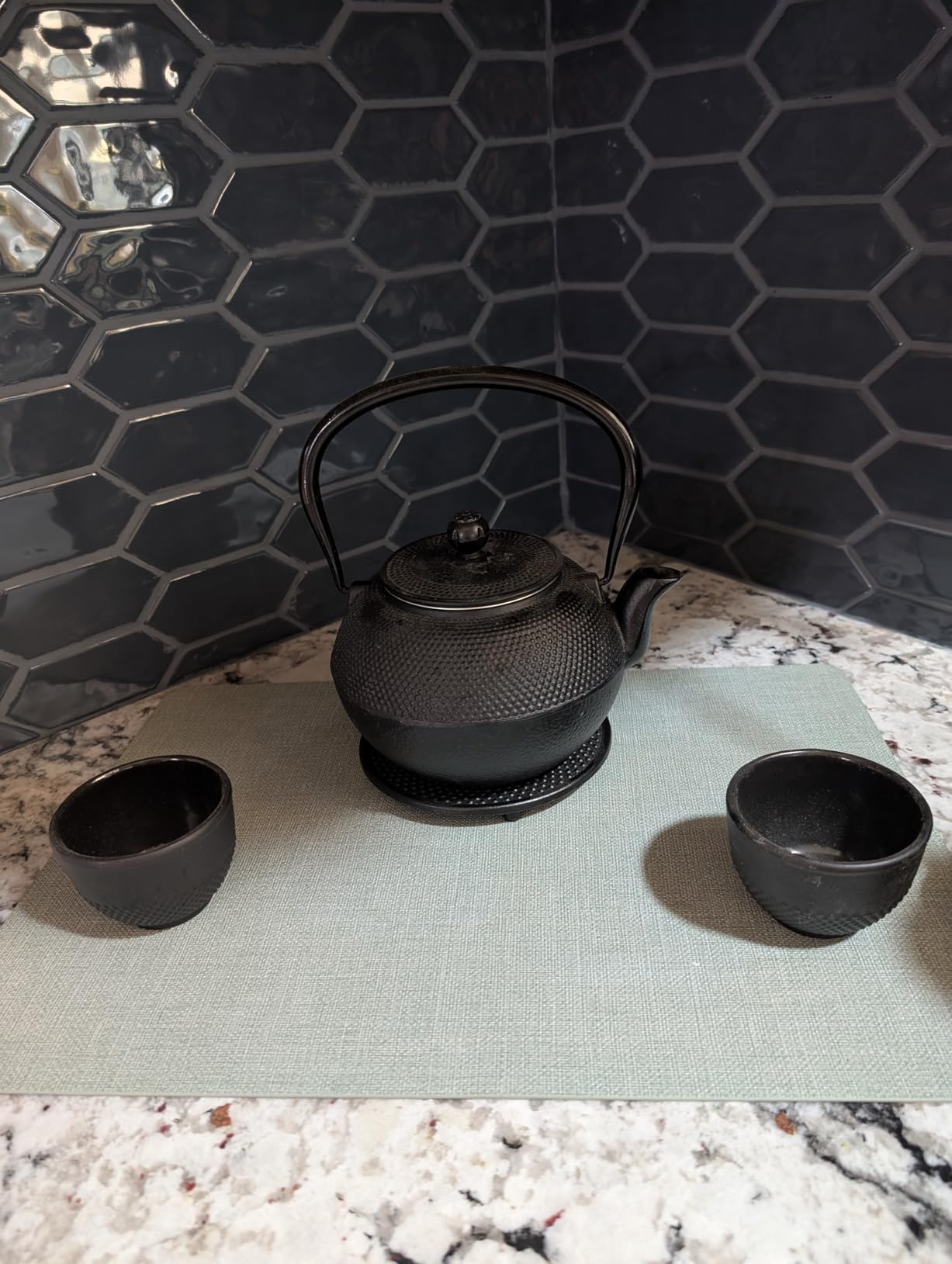 Juvale Cast Iron Teapot - 1200 mL, Black, 2 Cups - Japanese Tea Set with Stainless Steel Infuser & Stovetop Kettle for Loose Leaf Tea Customer Review Juvale Cast Iron Teapot - 1200 mL, Black, 2 Cups - Japanese Tea Set with Stainless Steel Infuser & Stovetop Kettle for Loose Leaf Tea - Customer Photo 1