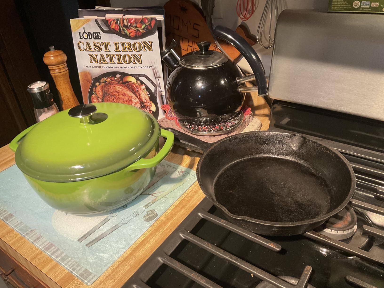 Amazon Basics Cast Iron Dutch Oven Pot with Lid, Enameled, Round, Dual Handles, Heavy-Duty, 4.3-Quart - Customer Photo 1