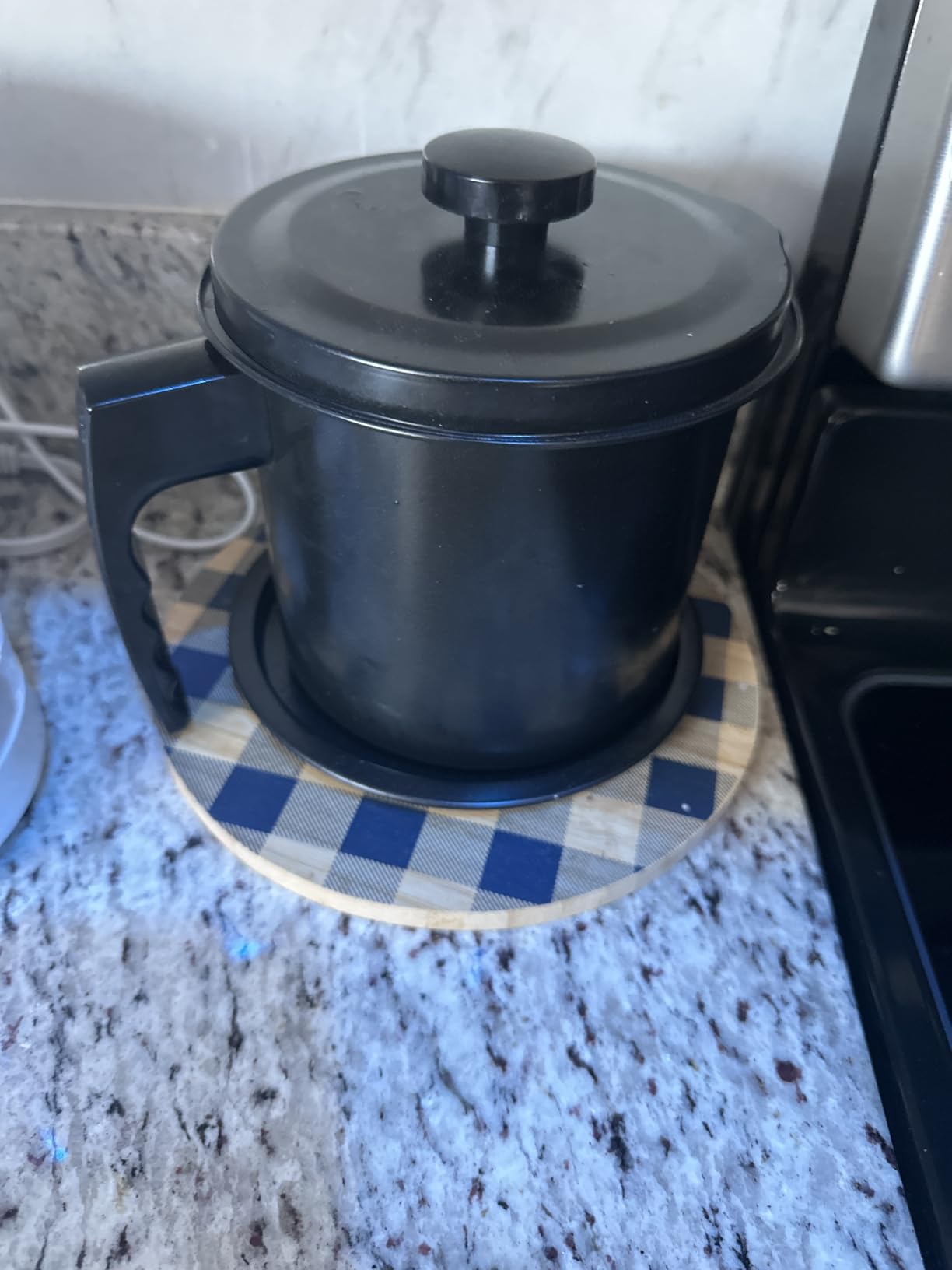Cambom Bacon Grease Container with Fine Mesh Strainer, 1.3 L almost 6 Full Cups Iron Cooking Oil Can with Removable a Coaster Tray for Kitchen Fat Storage Black Customer Review Cambom Bacon Grease Container with Fine Mesh Strainer, 1.3 L almost 6 Full Cups Iron Cooking Oil Can with Removable a Coaster Tray for Kitchen Fat Storage Black - Customer Photo 1