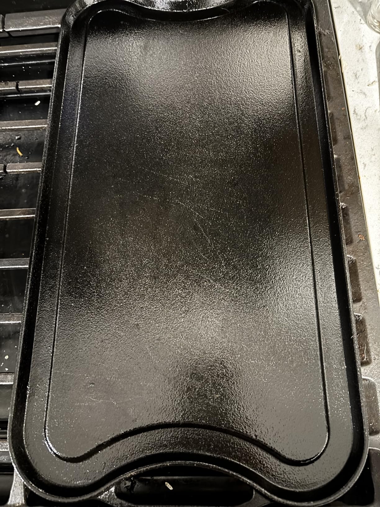 Amazon Basics Pre-Seasoned Cast Iron Reversible Rectangular Grill/Griddle, Black, 20 x 10.63 x 0.98 inch - Customer Photo 1