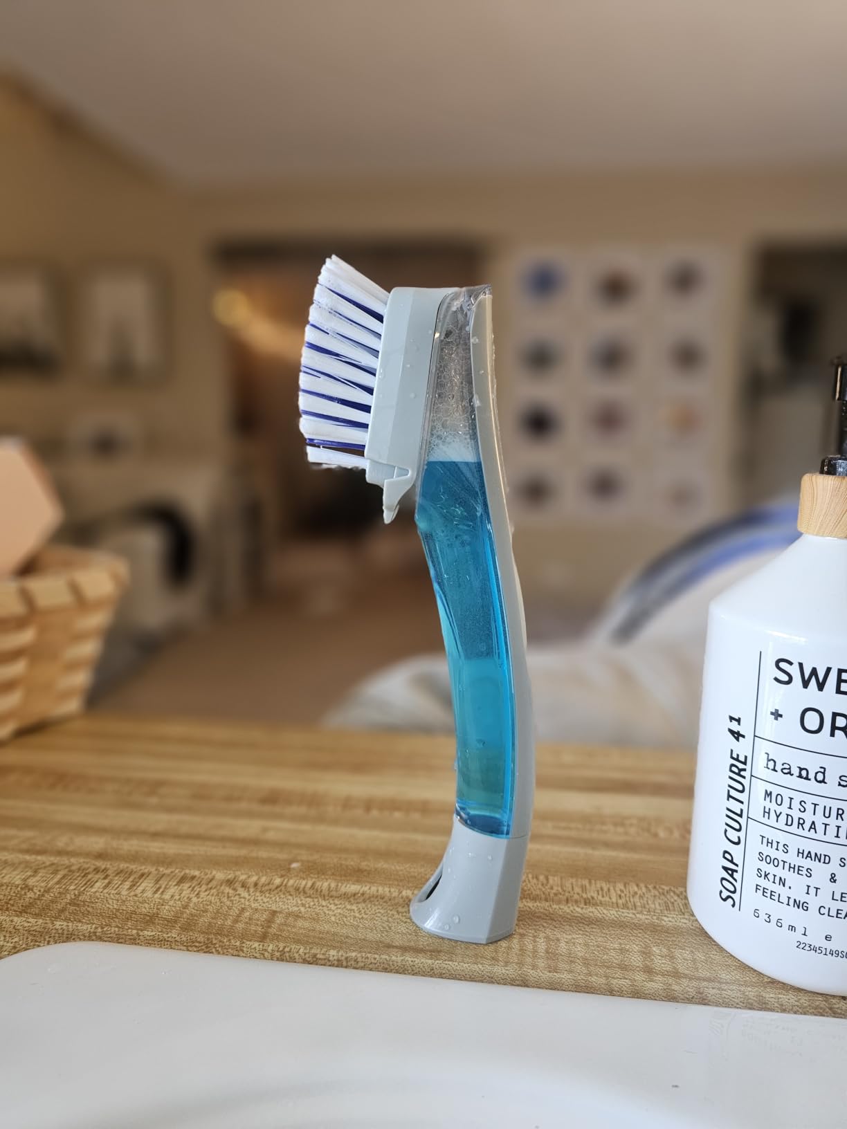 Scotch-Brite Odor Resist Soap Control Dishwand Brush, Non-Scratch Cleaning Brush with Scraper, Stands Upright, 1 Pack Customer Review Scotch-Brite Odor Resist Soap Control Dishwand Brush, Non-Scratch Cleaning Brush with Scraper, Stands Upright, 1 Pack - Customer Photo 1