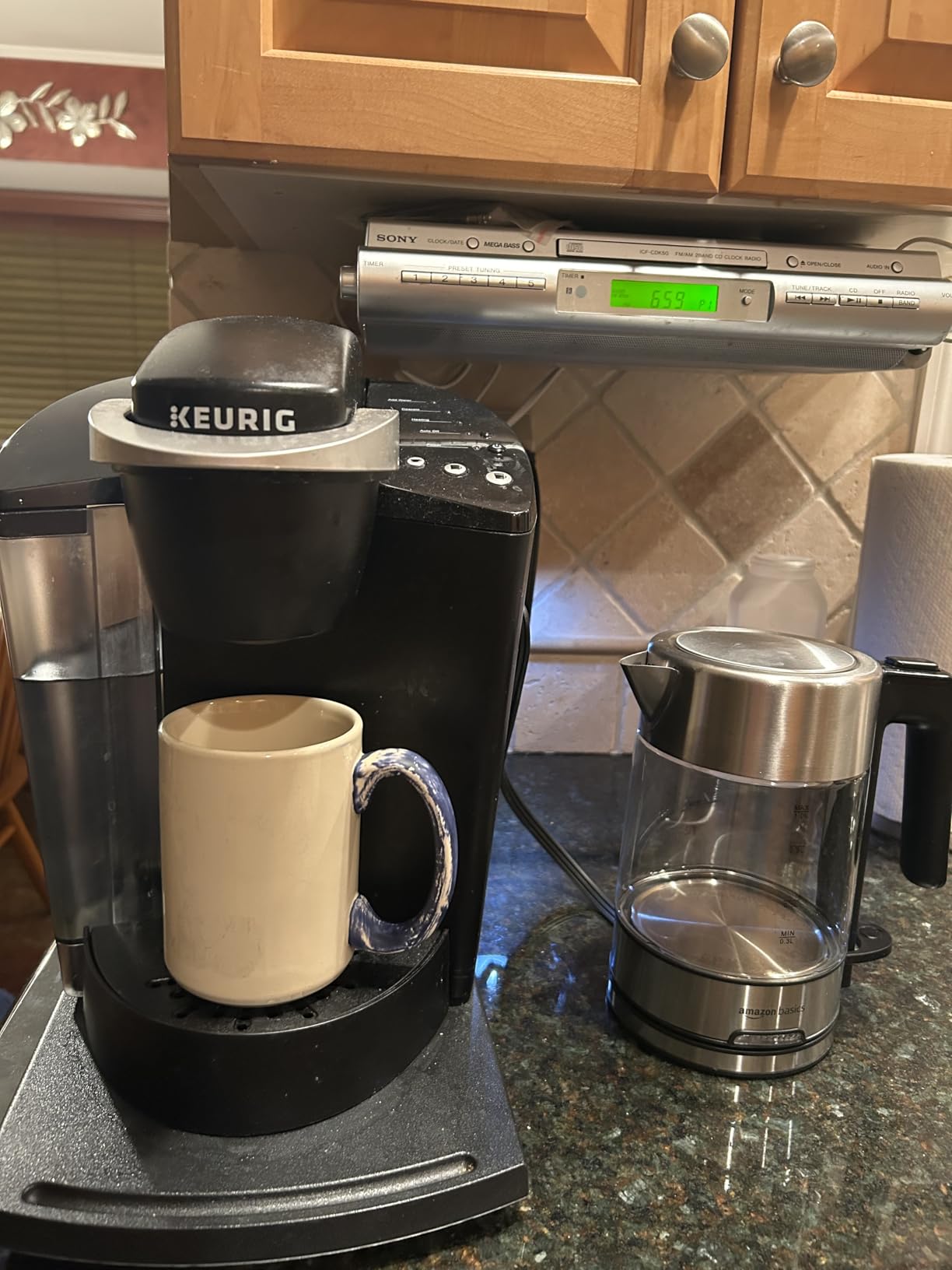 Amazon Basics Electric Kettle with Glass Carafe for Tea and Coffee, BPA-Free, Fast Boiling, Auto Shut-Off, 1 Liter, 1500W, Glass and Steel - Customer Photo 2