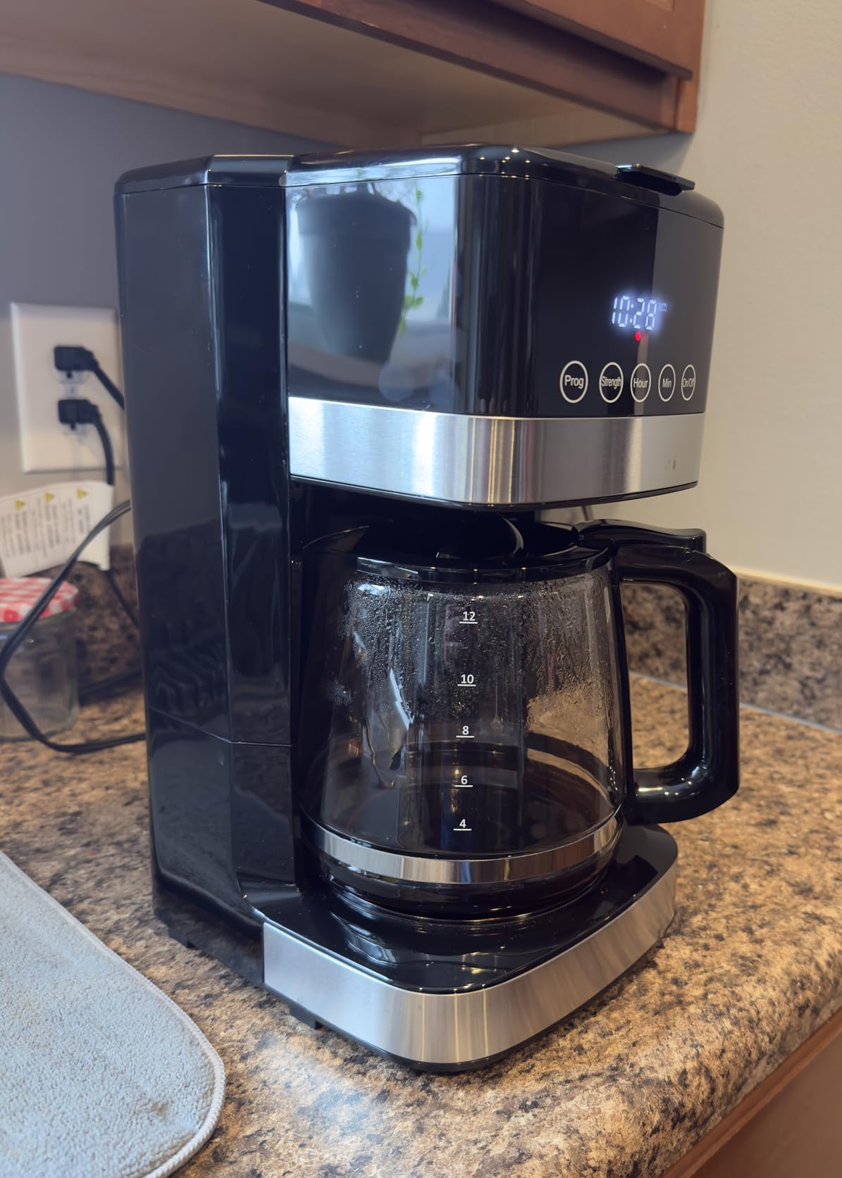 Amazon Basics Coffee Makers, 5-Cup Coffee Machines with Reusable Filter, Coffee Pots, Black & Stainless Steel - Customer Photo 3