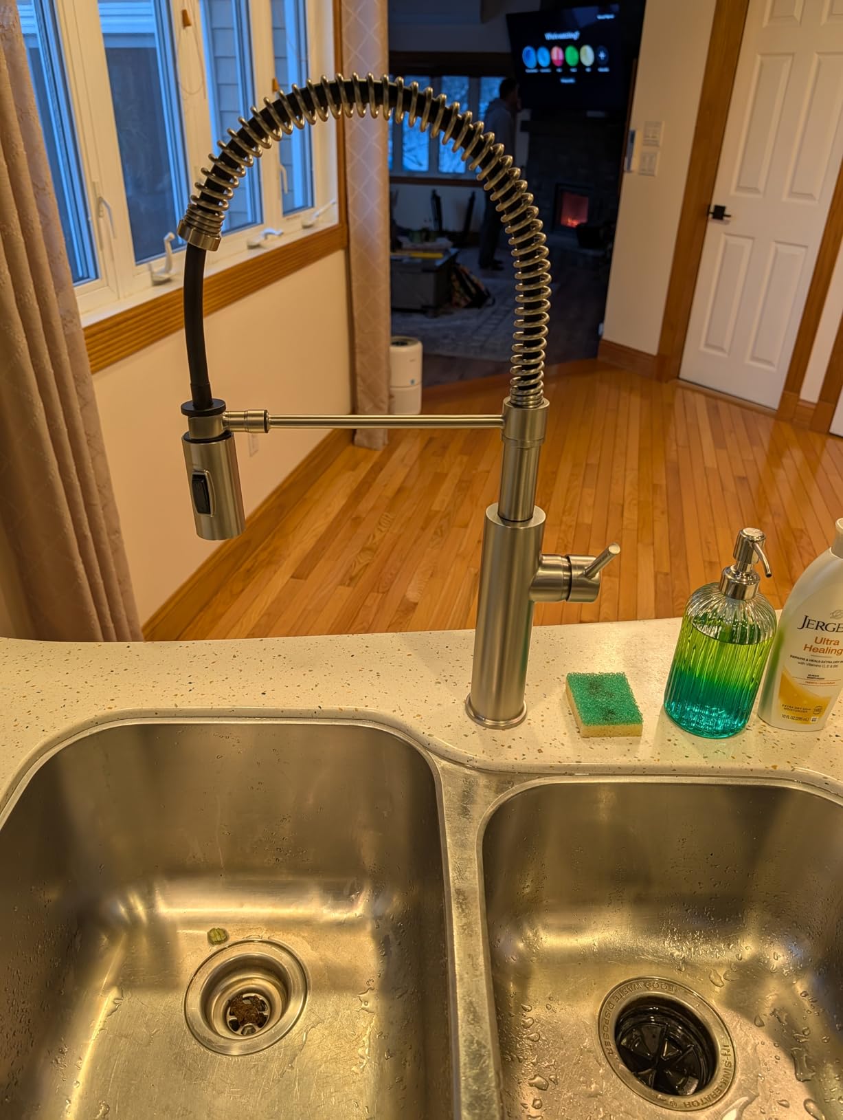 Delta Antoni Pro Style Commercial Kitchen Faucet with Pull Down Sprayer, Single Hole Matte Black Kitchen Sink Faucet, Single Handle, Matte Black 18803-BL-DST - Customer Photo 1