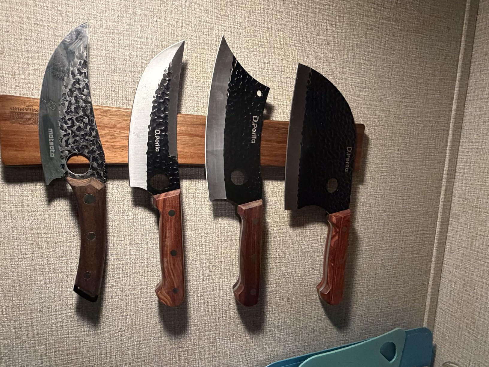 HOSHANHO Magnetic Knife Strips, Magnetic Knife Holder for Wall 16 Inch, Acacia Wood Knife Magnetic Strip Use as Knife Bar, Knife Holder for Kitchen Utensil Organizer Customer Review HOSHANHO Magnetic Knife Strips, Magnetic Knife Holder for Wall 16 Inch, Acacia Wood Knife Magnetic Strip Use as Knife Bar, Knife Holder for Kitchen Utensil Organizer - Customer Photo 4