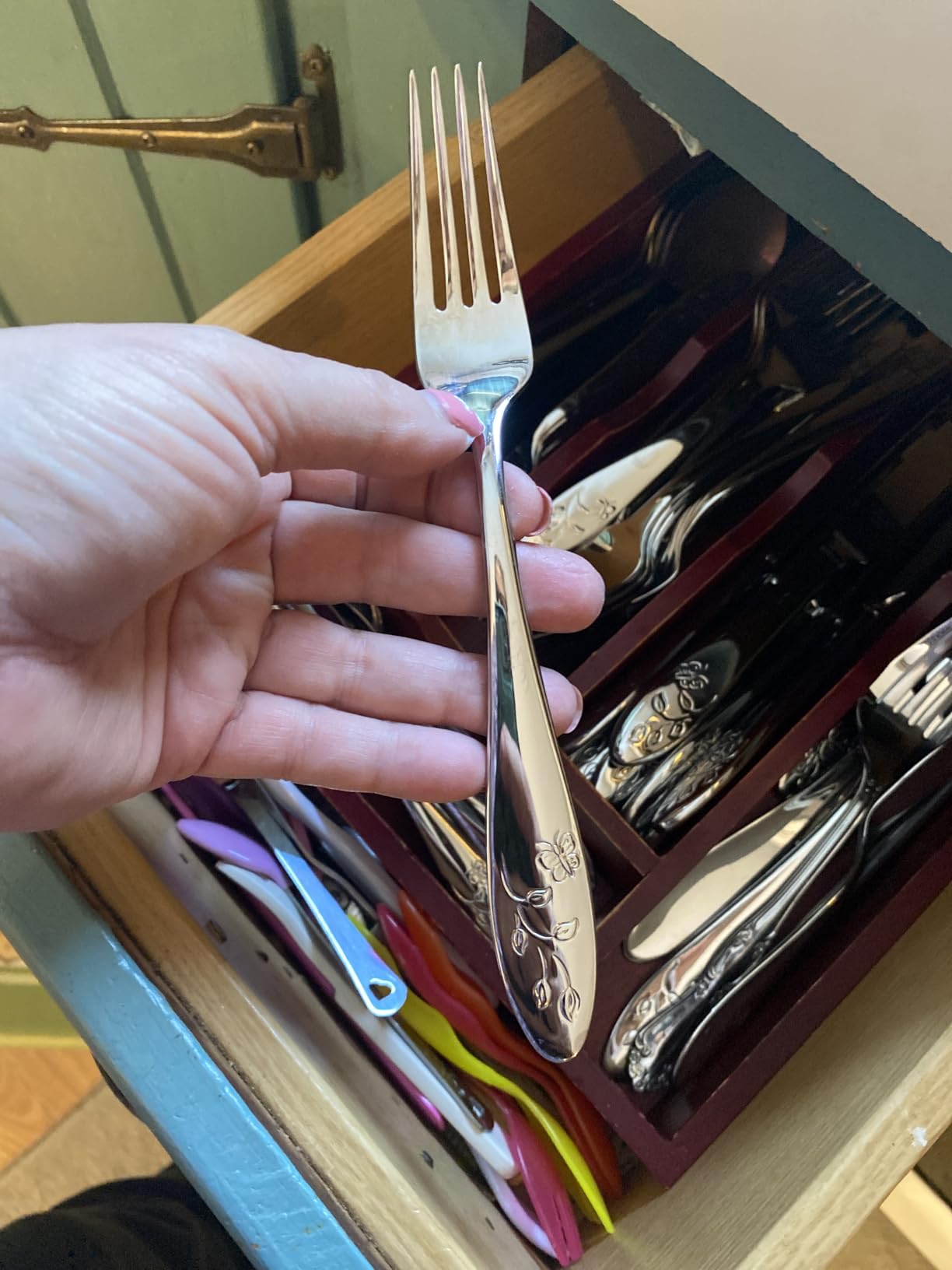 Lenox Butterfly Meadow 65-Piece Flatware Set, Service For 12, 18/10 Stainless Steel, Dishwasher Safe, Butterfly and Flower Motif, Includes Serving Utensils (Silver, 65 Piece) - Customer Photo 1