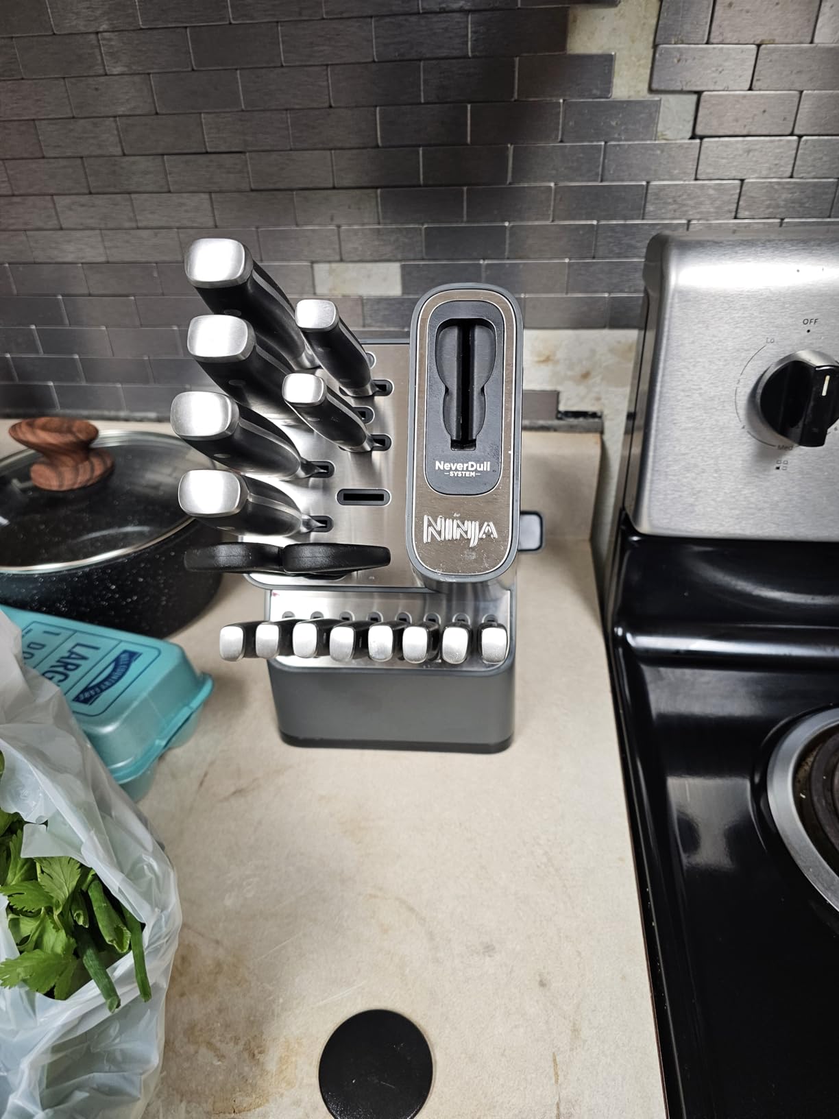 Ninja NeverDull Knife Block Set | 17 Piece Kitchen Knife System with Built-in Sharpener | Rust Resistant, German Stainless-Steel Knives customer photo 1