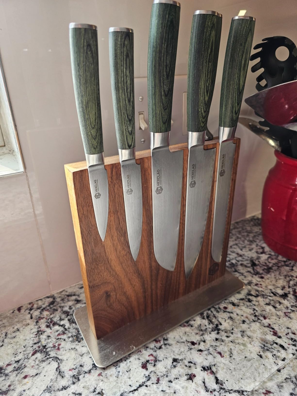 HexClad Essential Knife Set, 6-Piece, Japanese Damascus Stainless Steel Blades, Full Tang Construction, Pakkawood Handles Customer Review HexClad Essential Knife Set, 6-Piece, Japanese Damascus Stainless Steel Blades, Full Tang Construction, Pakkawood Handles - Customer Photo 2