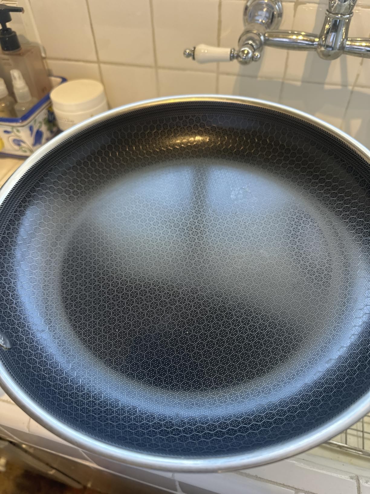 HexClad Hybrid Nonstick 10-Inch Frying Pan with Tempered Glass Lid, Stay-Cool Handle, Dishwasher-Friendly, Oven-Safe Up to 900°F, Induction Ready, Compatible with All Cooktops Customer Review HexClad Hybrid Nonstick 10-Inch Frying Pan with Tempered Glass Lid, Stay-Cool Handle, Dishwasher-Friendly, Oven-Safe Up to 900°F, Induction Ready, Compatible with All Cooktops - Customer Photo 2