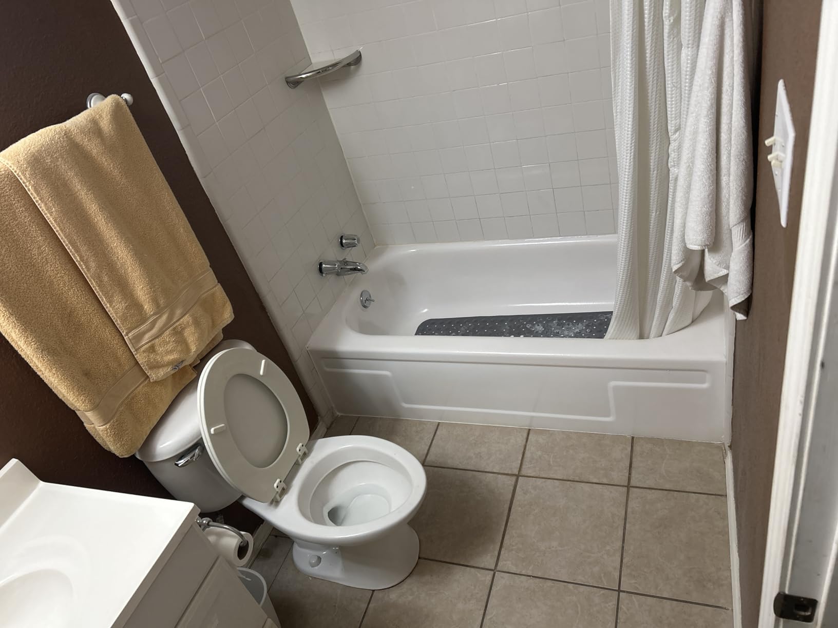 NADAMOO White Bathtub and Tile Refinishing Spray Paint Kit, 450ml (2 Pack), Semi-Gloss DIY Coating for Porcelain, Fiberglass, and Sinks Customer Review NADAMOO White Bathtub and Tile Refinishing Spray Paint Kit, 450ml (2 Pack), Semi-Gloss DIY Coating for Porcelain, Fiberglass, and Sinks - Customer Photo 1