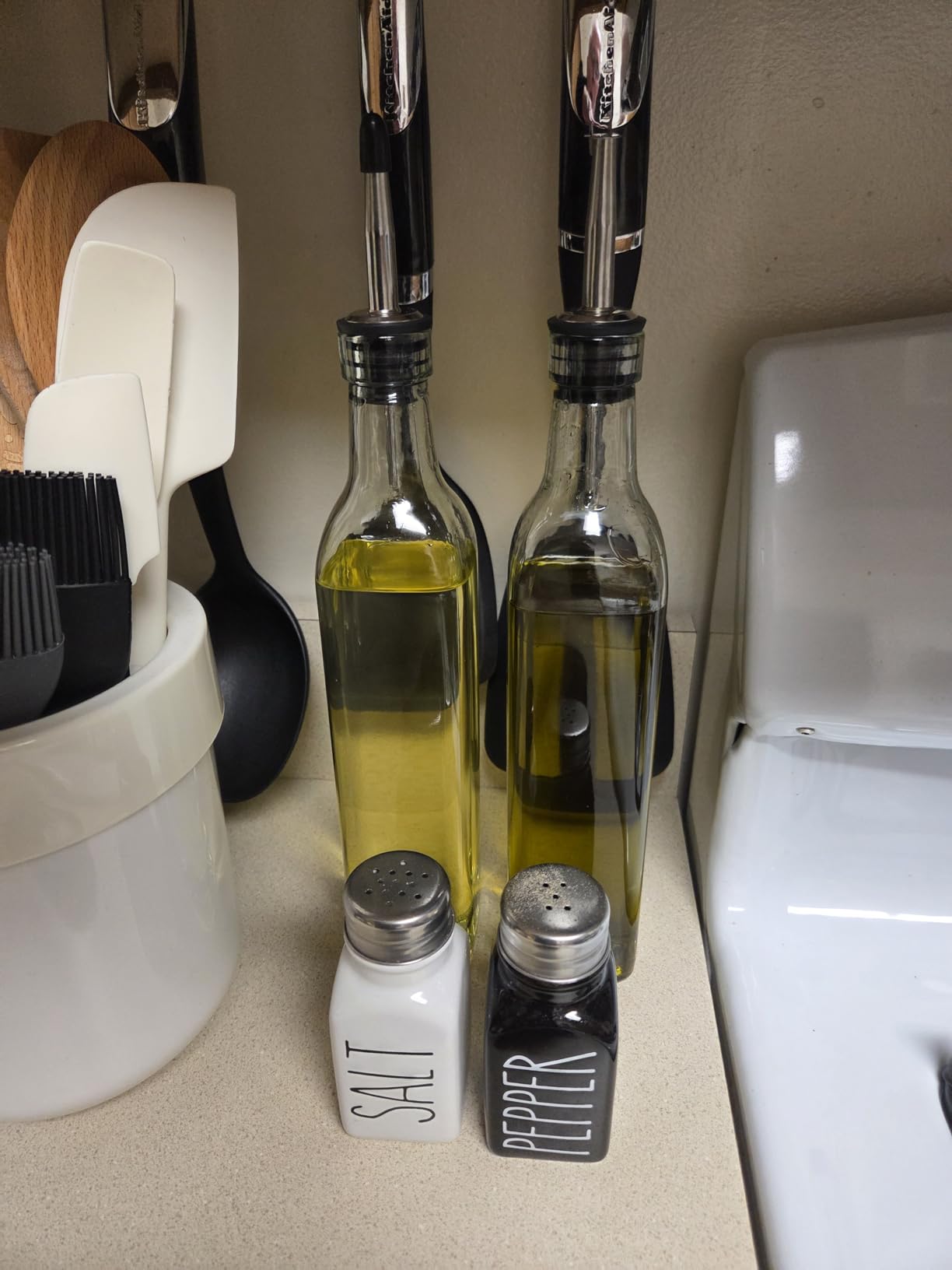 Leaflai Olive Oil Dispenser Bottle, 2 Pcs Glass Olive Oil Dispenser and Vinegar Dispenser Set with 2 Stainless Steel Pourers, 4 Labels,1 Brush and 1 Funnel Oil Bottles for Kitchen (500ml) Customer Review Leaflai Olive Oil Dispenser Bottle, 2 Pcs Glass Olive Oil Dispenser and Vinegar Dispenser Set with 2 Stainless Steel Pourers, 4 Labels,1 Brush and 1 Funnel Oil Bottles for Kitchen (500ml) - Customer Photo 1