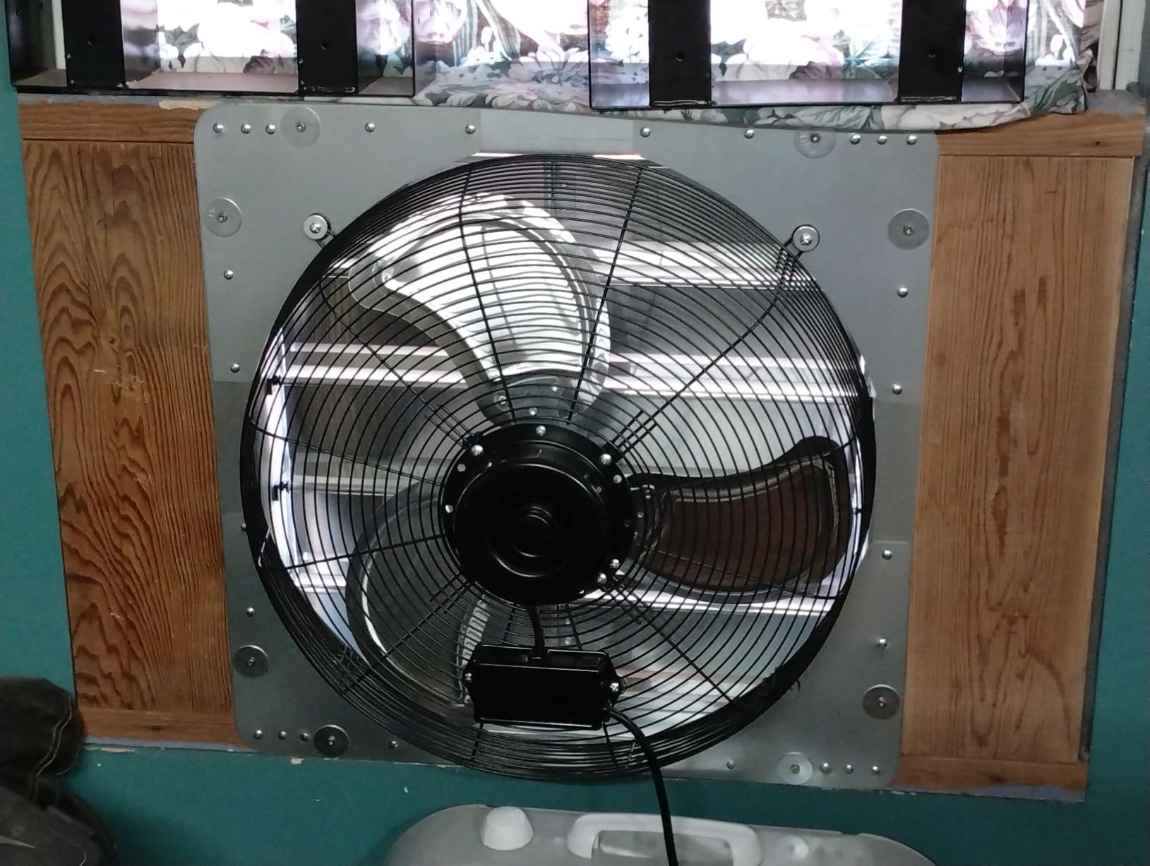 KEN BROWN 20 Inch Shutter Exhaust Fan With 1.65 Meters Power Cord Wall Mounted, High Speed 3500CFM, Vent Fan For Garages And Shops, Greenhouse,Attic Ventilation Customer Review KEN BROWN 20 Inch Shutter Exhaust Fan With 1.65 Meters Power Cord Wall Mounted, High Speed 3500CFM, Vent Fan For Garages And Shops, Greenhouse,Attic Ventilation - Customer Photo 1