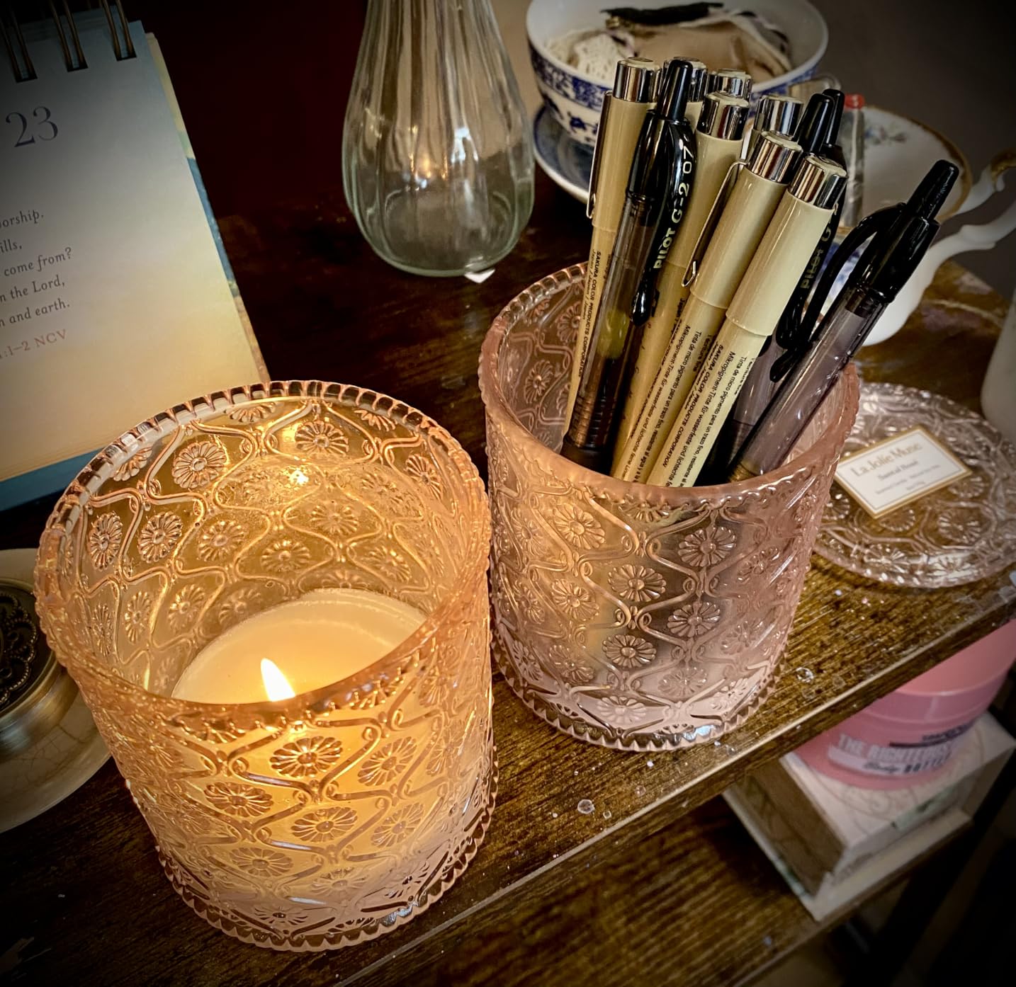 LA JOLIE MUSE Santal Rose Scented Candle - Saffron, Rose & Leather | 6 oz Natural Soy Wax | 40 Hours Clean Burn - Customer Photo 2