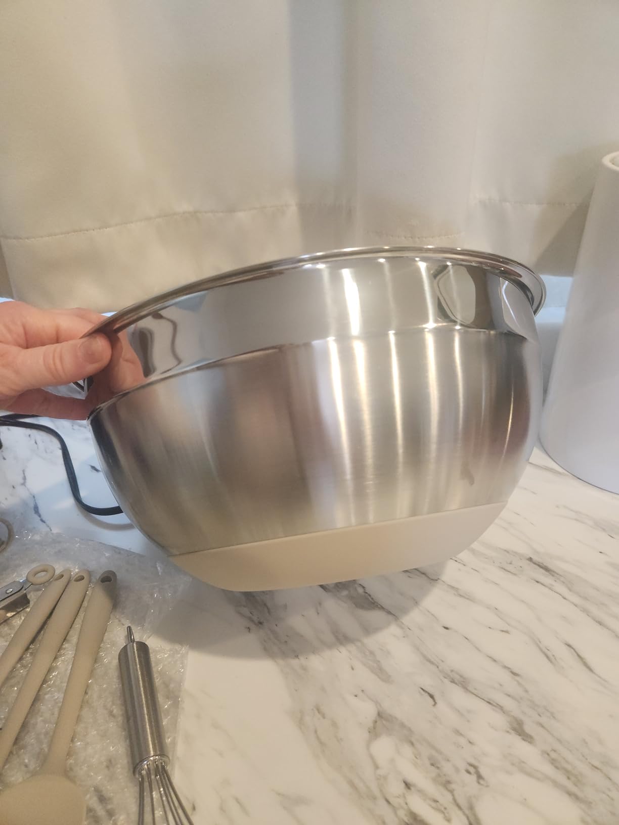 Mixing Bowls with Airtight Lids Set, 26PCS Stainless Steel Bowls with Grater Attachments, Non-Slip Bottoms & Kitchen Gadgets Set, Great for Mixing & Serving - Customer Photo 1