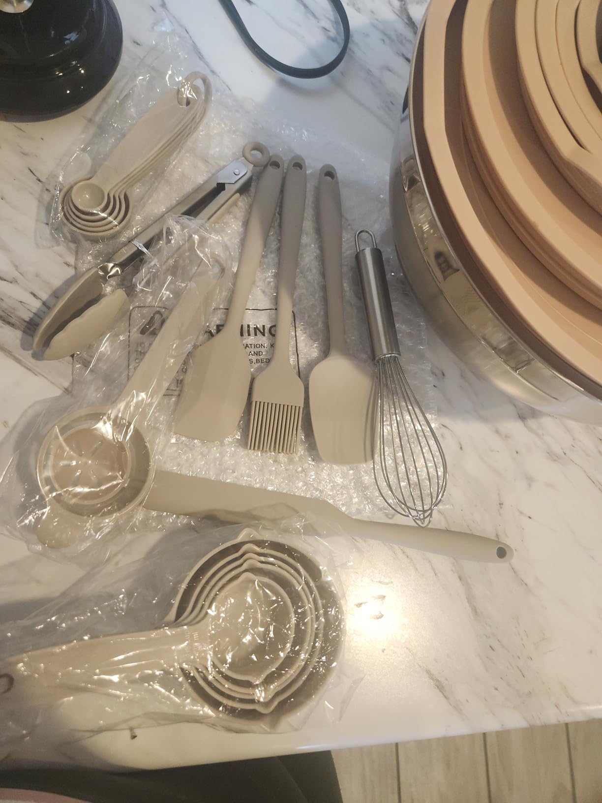 Mixing Bowls with Airtight Lids Set, 26PCS Stainless Steel Bowls with Grater Attachments, Non-Slip Bottoms & Kitchen Gadgets Set, Great for Mixing & Serving - Customer Photo 2