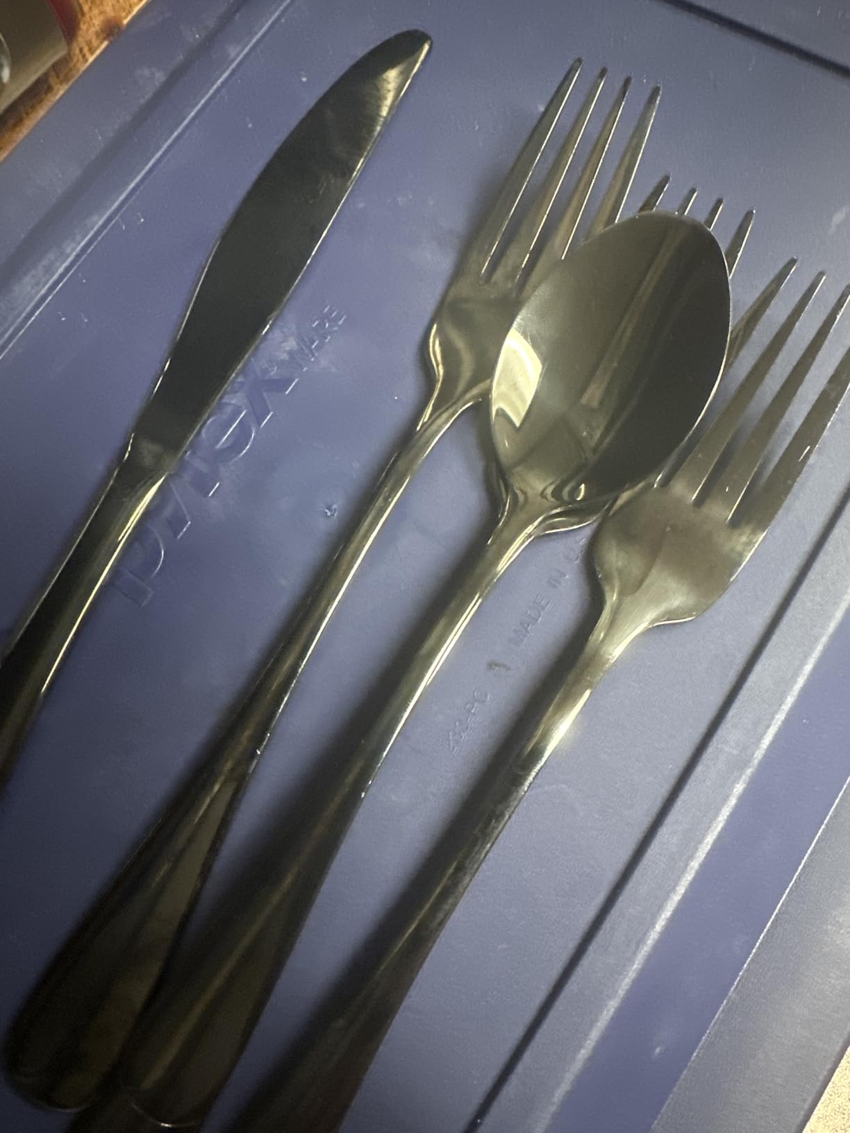 EWFEN 24-Piece Black Silverware Set with Steak Knives, Black Flatware Set for 4, Food-Grade Stainless Steel Tableware Cutlery Set, Mirror Finished Utensil Sets for Home Restaurant, Round Edge Customer Review EWFEN 24-Piece Black Silverware Set with Steak Knives, Black Flatware Set for 4, Food-Grade Stainless Steel Tableware Cutlery Set, Mirror Finished Utensil Sets for Home Restaurant, Round Edge - Customer Photo 2