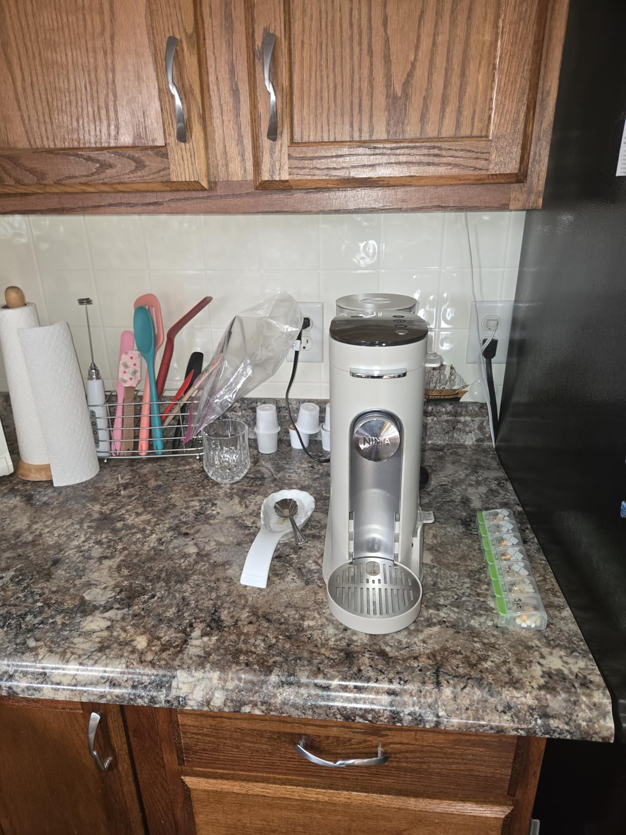 Ninja Pods & Grounds Single-Serve Coffee Maker, K-Cup Pod Compatible, Brews Grounds, Compact Design, 56-oz. Reservoir, 6-oz. Cup to 24-oz. Travel Mug Brew Sizes, Iced Coffee Maker, Stone, PB041ST Customer Review Ninja Pods & Grounds Single-Serve Coffee Maker, K-Cup Pod Compatible, Brews Grounds, Compact Design, 56-oz. Reservoir, 6-oz. Cup to 24-oz. Travel Mug Brew Sizes, Iced Coffee Maker, Stone, PB041ST - Customer Photo 2