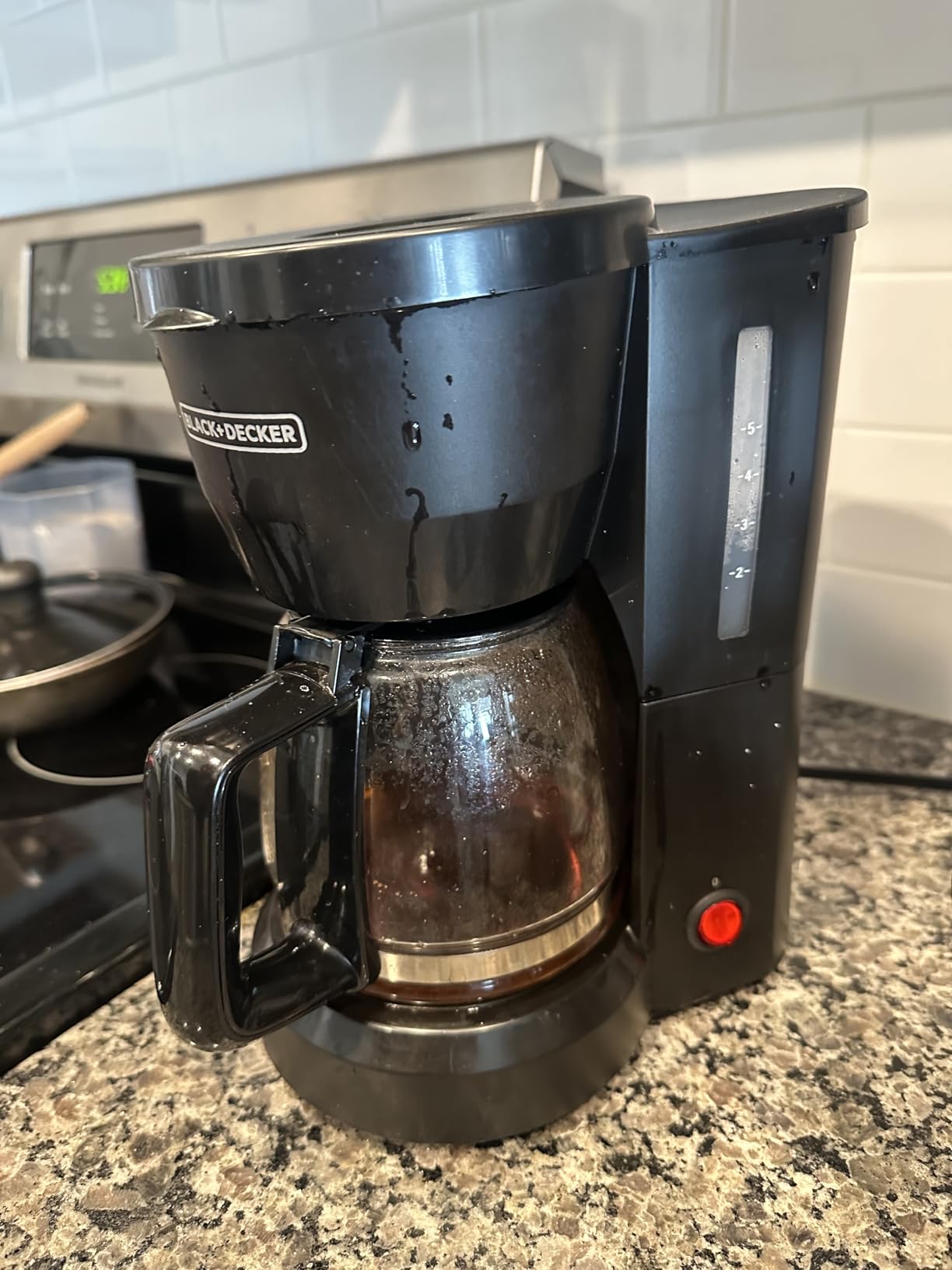 BLACK+DECKER 12-Cup Coffee Maker with Easy On/Off Switch, Easy Pour, Non-Drip Carafe with Removable Filter Basket, Vortex Technology, Black Customer Review BLACK+DECKER 12-Cup Coffee Maker with Easy On/Off Switch, Easy Pour, Non-Drip Carafe with Removable Filter Basket, Vortex Technology, Black - Customer Photo 3