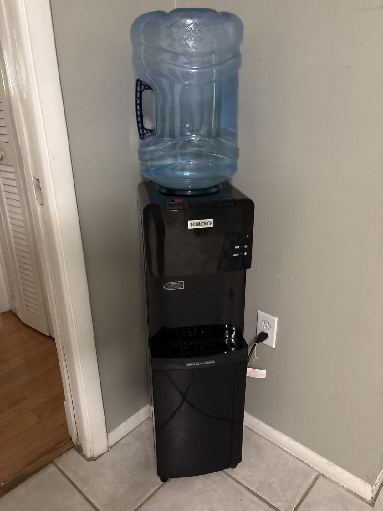 Igloo Top Loading Water Cooler – Hot & Cold Dispenser – Black & Stainless Steel, Holds 3 & 5 Gallon Jugs, Child Safety Lock – for Homes, Kitchens, Offices, Dorms - Customer Photo 3