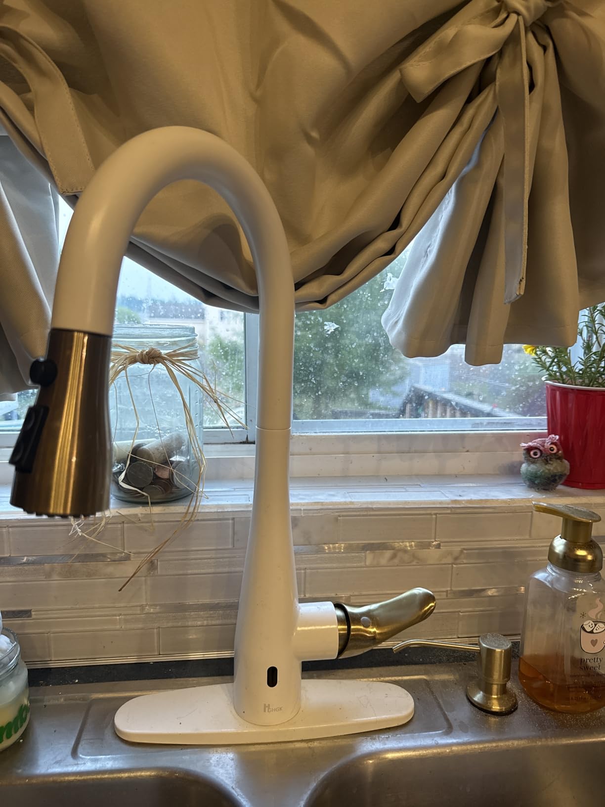 Kitchen Faucet with Soap Dispenser and Pull Down Sprayer - Stainless Steel Single Handle Kitchen Sink Faucet, 1 or 3 Hole Design for Modern Farmhouse Kitchens, Rv, and Bar Sinks(White) Customer Review Kitchen Faucet with Soap Dispenser and Pull Down Sprayer - Stainless Steel Single Handle Kitchen Sink Faucet, 1 or 3 Hole Design for Modern Farmhouse Kitchens, Rv, and Bar Sinks(White) - Customer Photo 1
